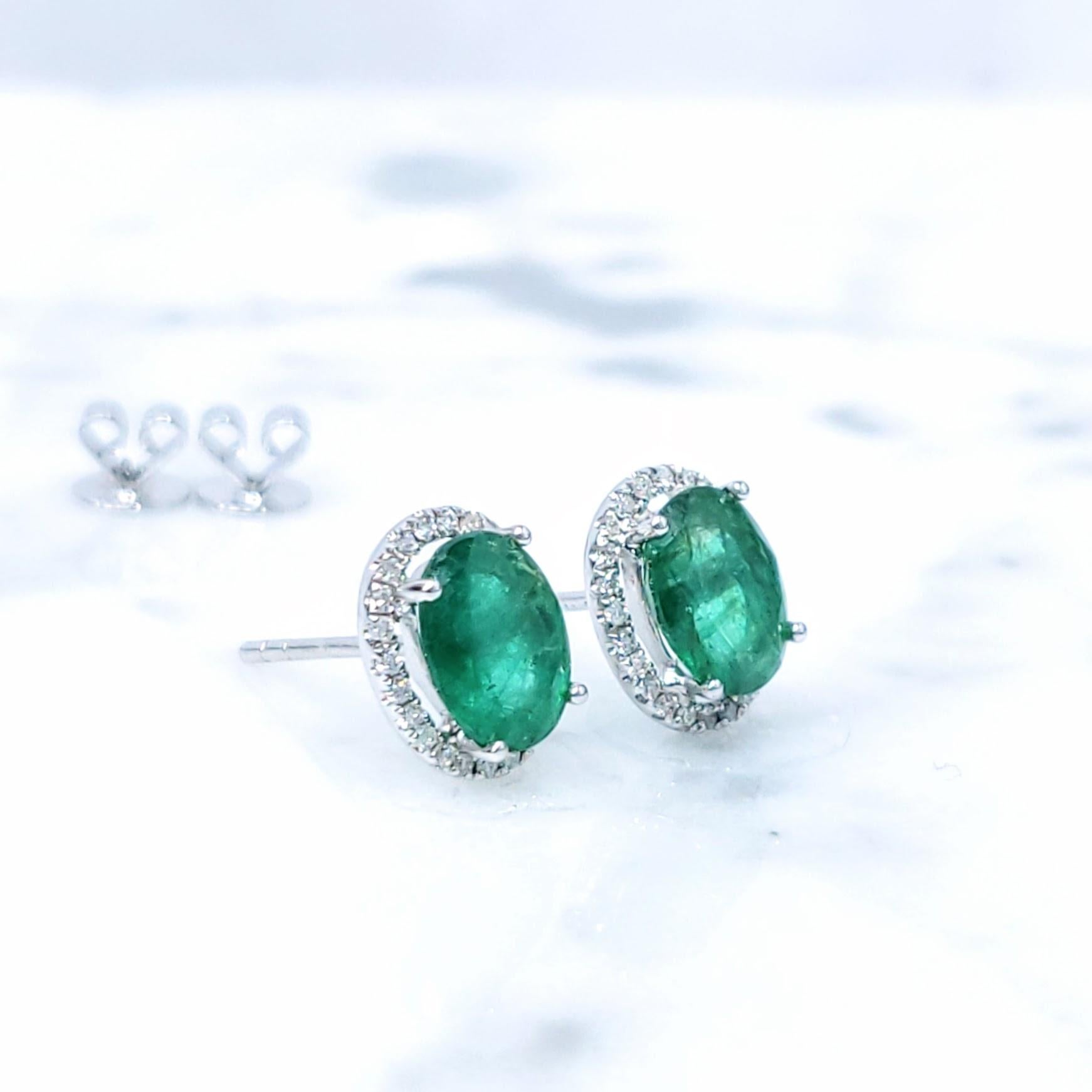 IGI Certified 2.20 Carat Emerald and Diamond Earrings in 18K White Gold en vente 3