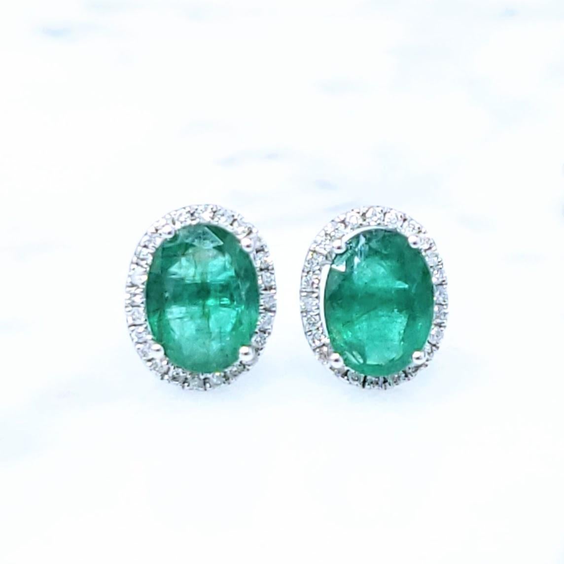 IGI Certified 2.20 Carat Emerald and Diamond Earrings in 18K White Gold en vente 4