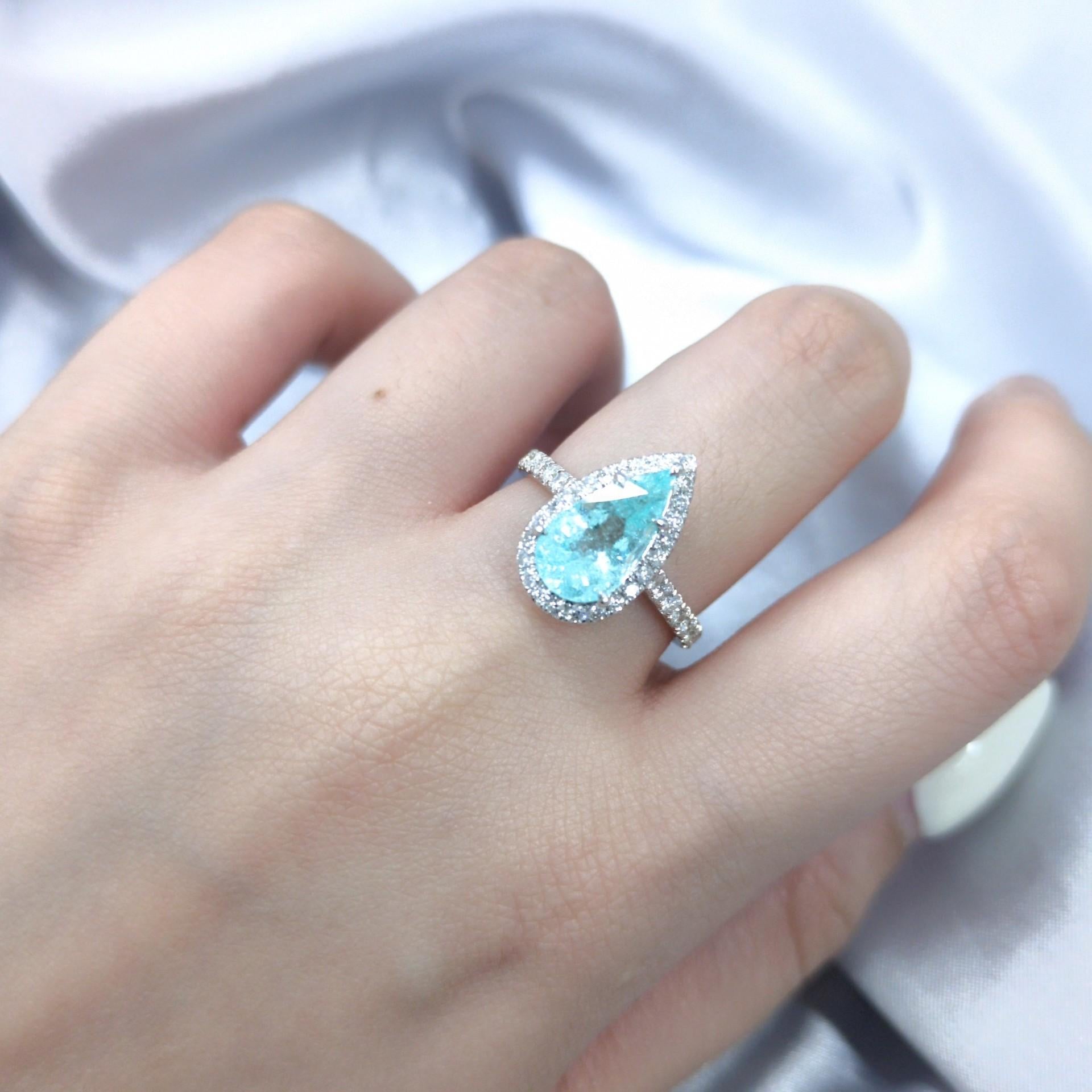 Anillo de oro blanco de 18 quilates con diamantes y paraiba de 2,21 quilates con certificado IGI Moderno en venta