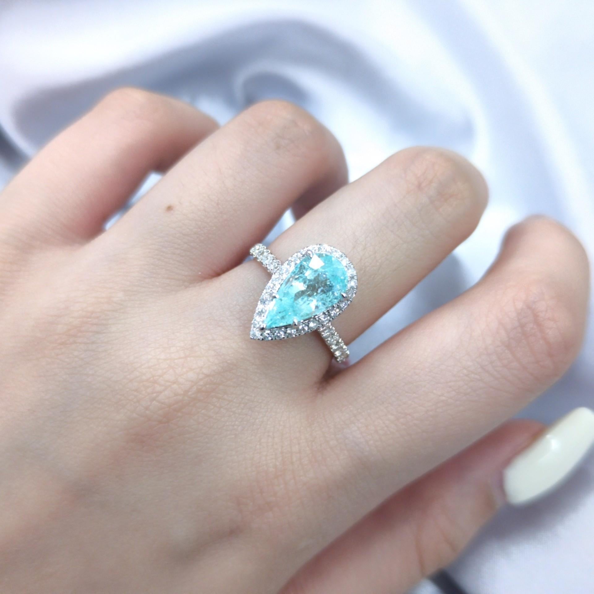 Anillo de oro blanco de 18 quilates con diamantes y paraiba de 2,21 quilates con certificado IGI Corte pera en venta