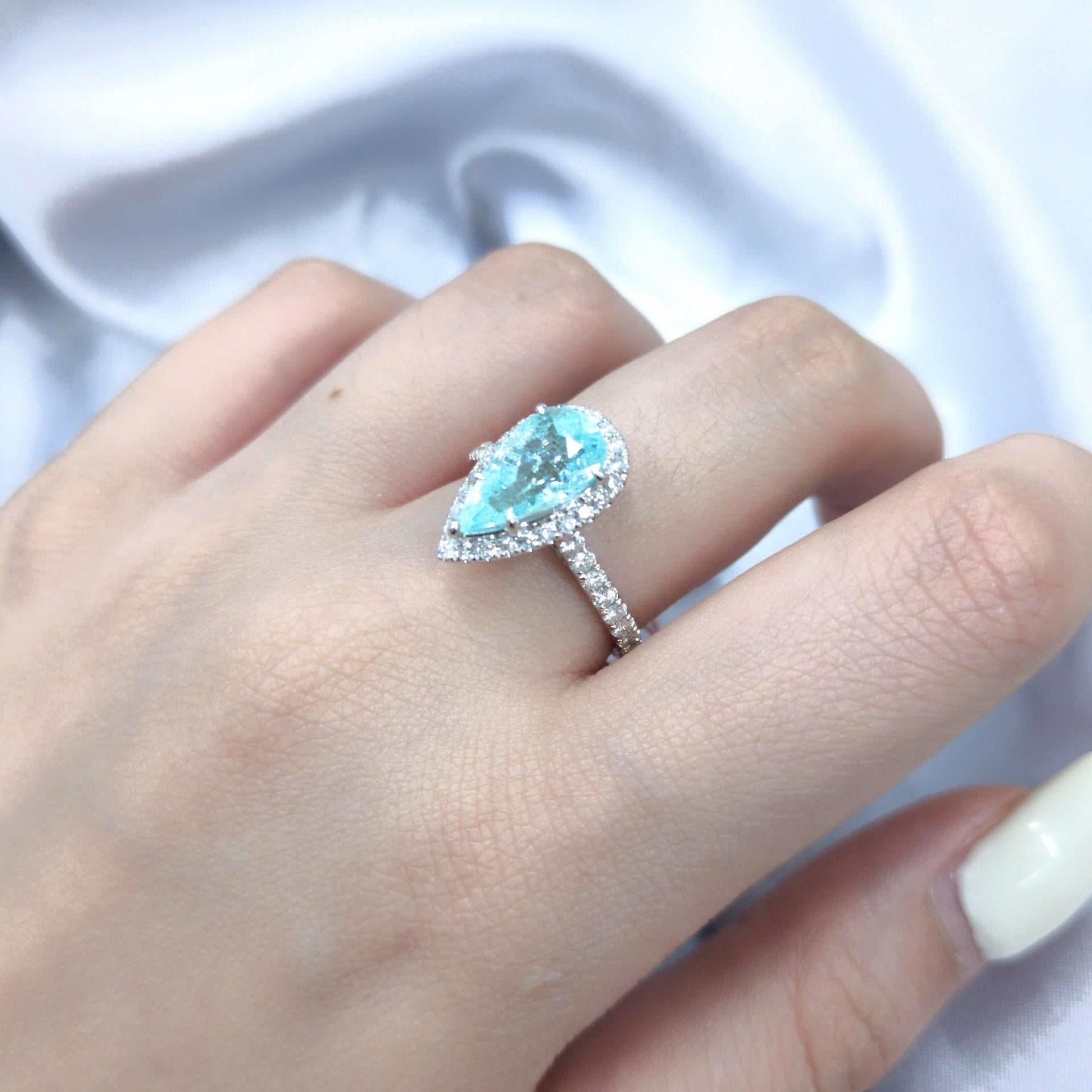 Anillo de oro blanco de 18 quilates con diamantes y paraiba de 2,21 quilates con certificado IGI en Nuevo estado para la venta en KOWLOON, HK