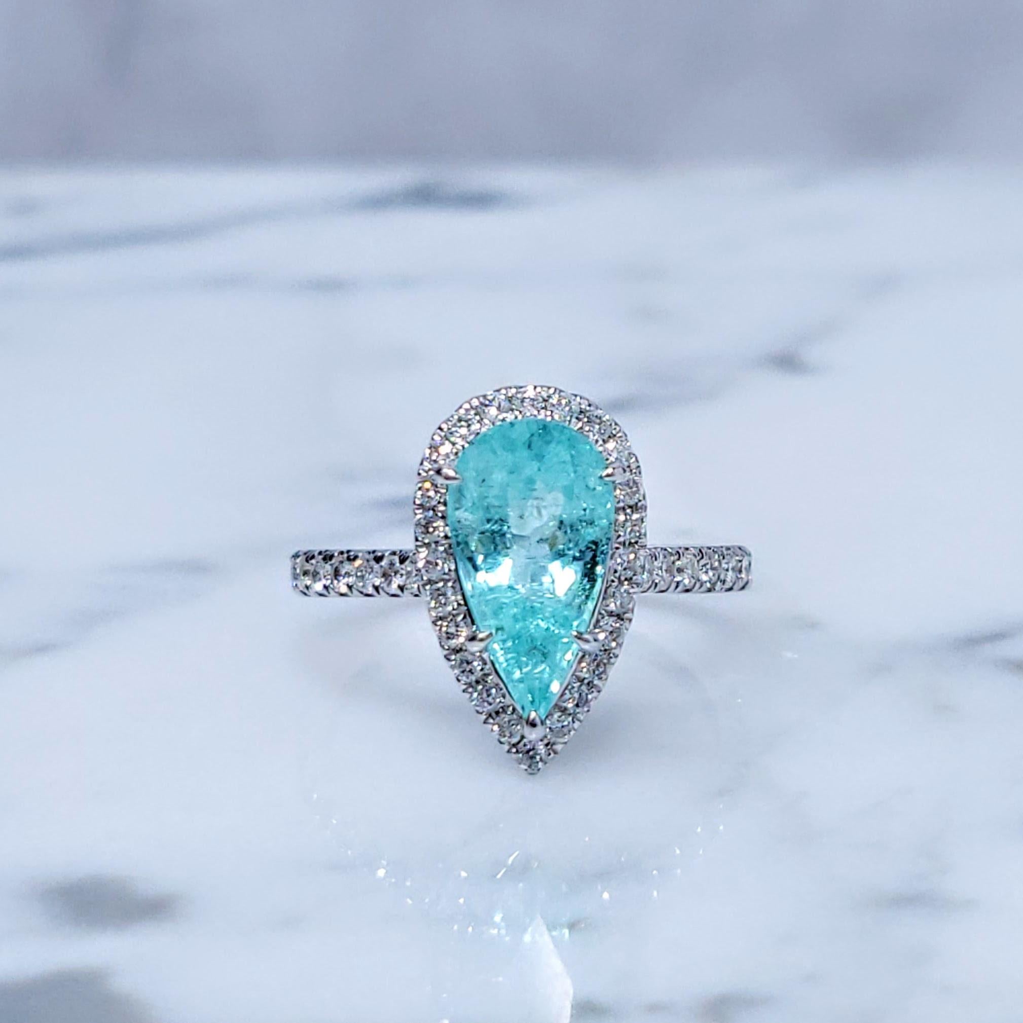 Anillo de oro blanco de 18 quilates con diamantes y paraiba de 2,21 quilates con certificado IGI en venta 1