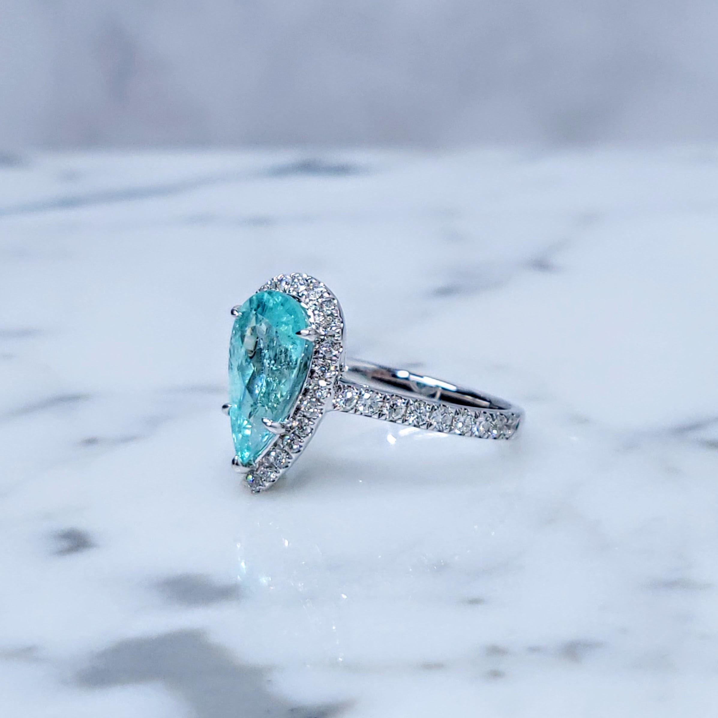 Anillo de oro blanco de 18 quilates con diamantes y paraiba de 2,21 quilates con certificado IGI en venta 3