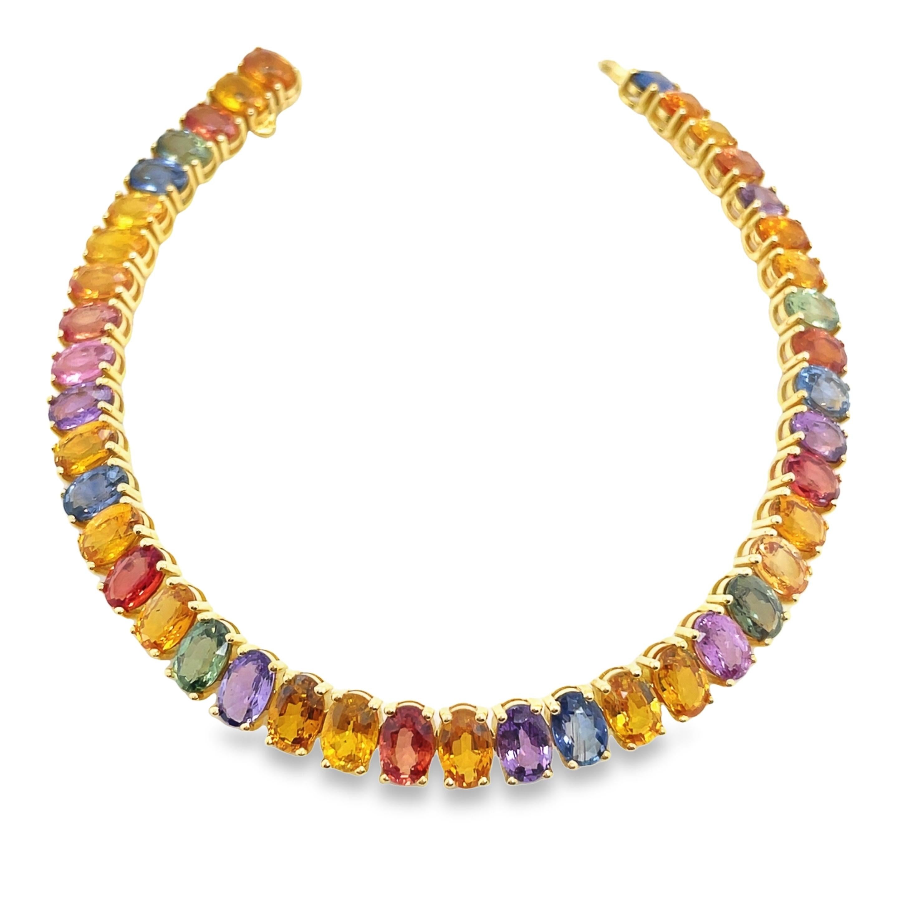 Erleben Sie ein Kaleidoskop des Luxus mit diesem prächtigen Armband aus 14-karätigem Gelbgold mit 42 natürlichen Saphiren von insgesamt beeindruckenden 22,25 Karat in atemberaubenden Mischfarben. Jeder Edelstein im Ovalschliff erzeugt einen