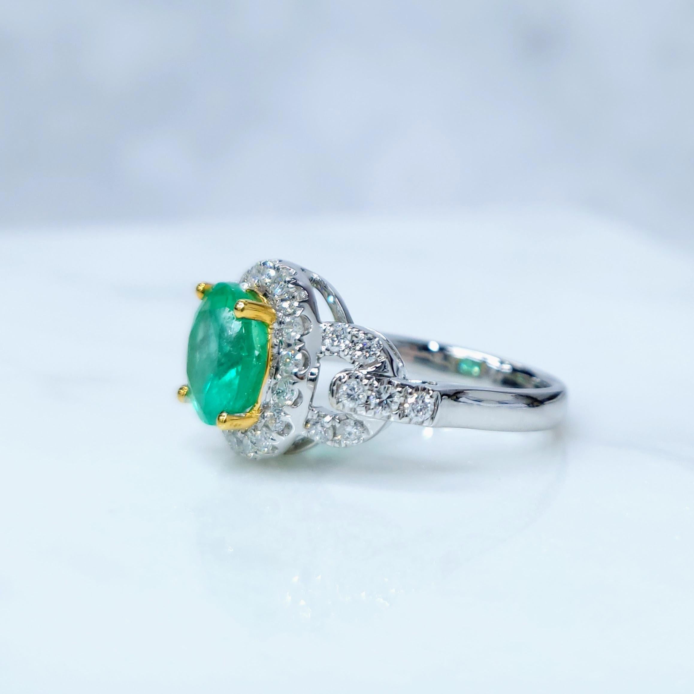 IGI certified 2.23 Carat Colombian Emerald & 0.54 Carat Diamond Ring In New Condition For Sale In KOWLOON, HK