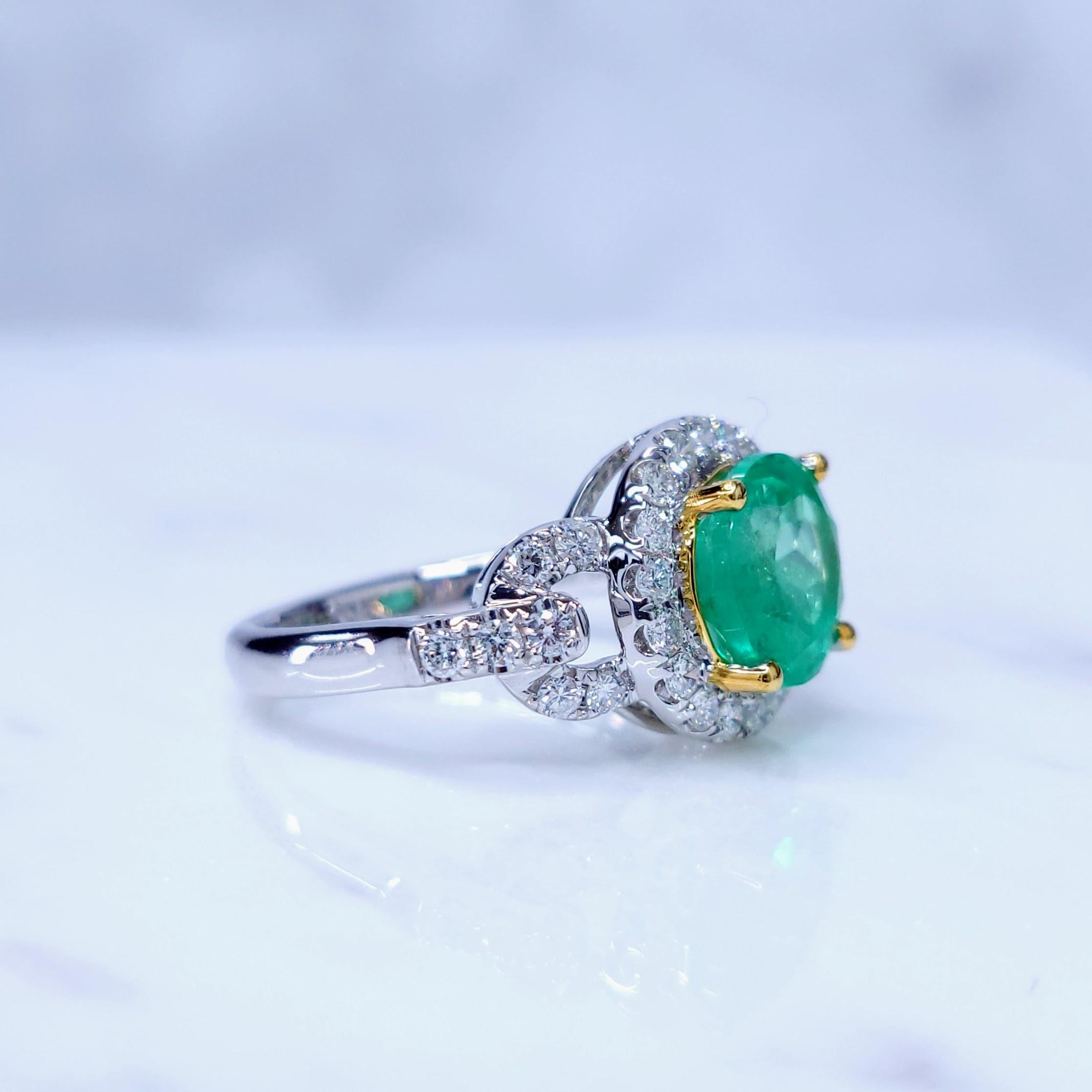 IGI certified 2.23 Carat Colombian Emerald & 0.54 Carat Diamond Ring For Sale 1
