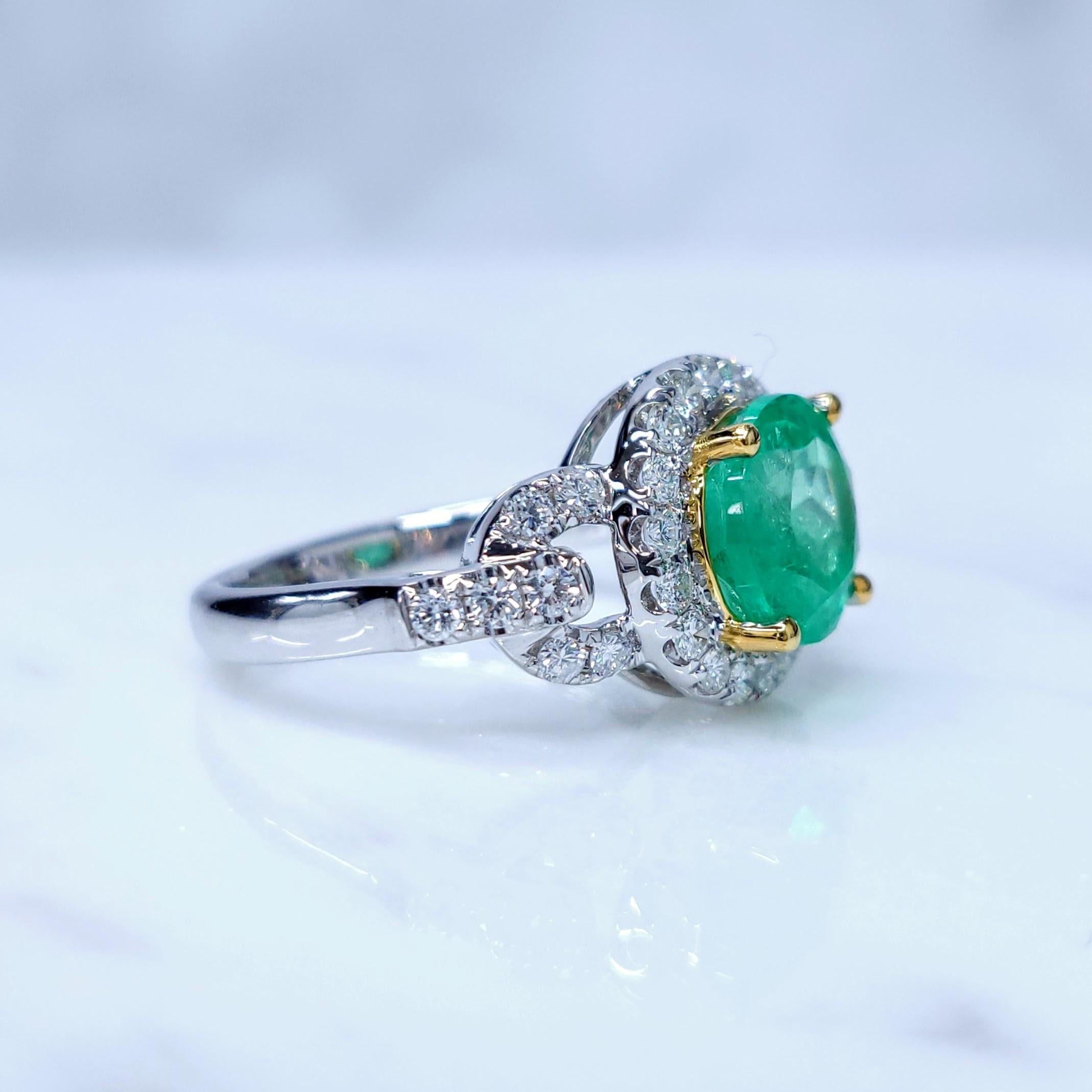 IGI certified 2.23 Carat Colombian Emerald & 0.54 Carat Diamond Ring For Sale 2