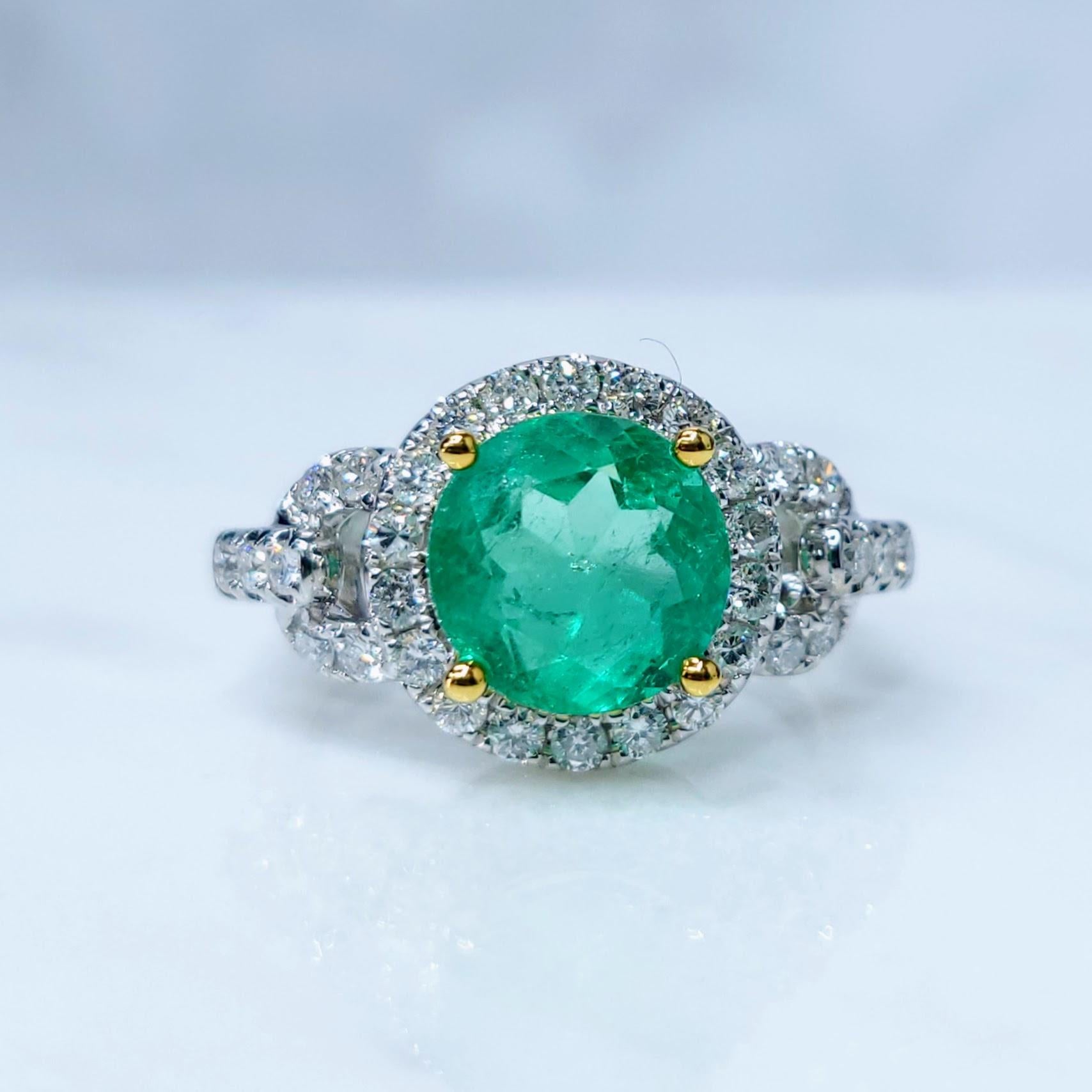 IGI certified 2.23 Carat Colombian Emerald & 0.54 Carat Diamond Ring For Sale 3