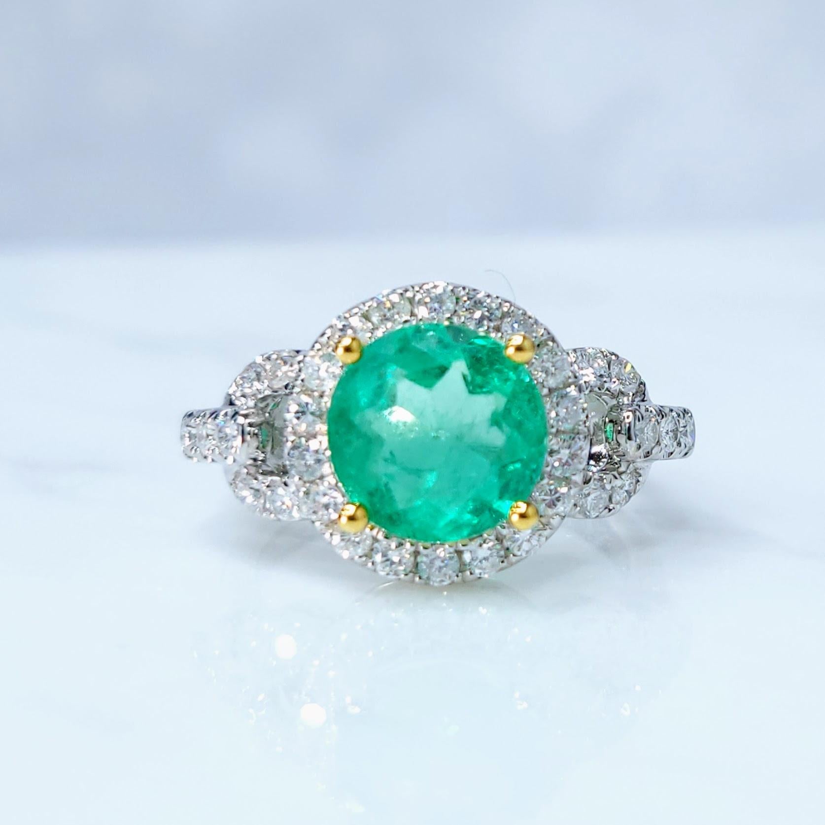 IGI certified 2.23 Carat Colombian Emerald & 0.54 Carat Diamond Ring For Sale 4