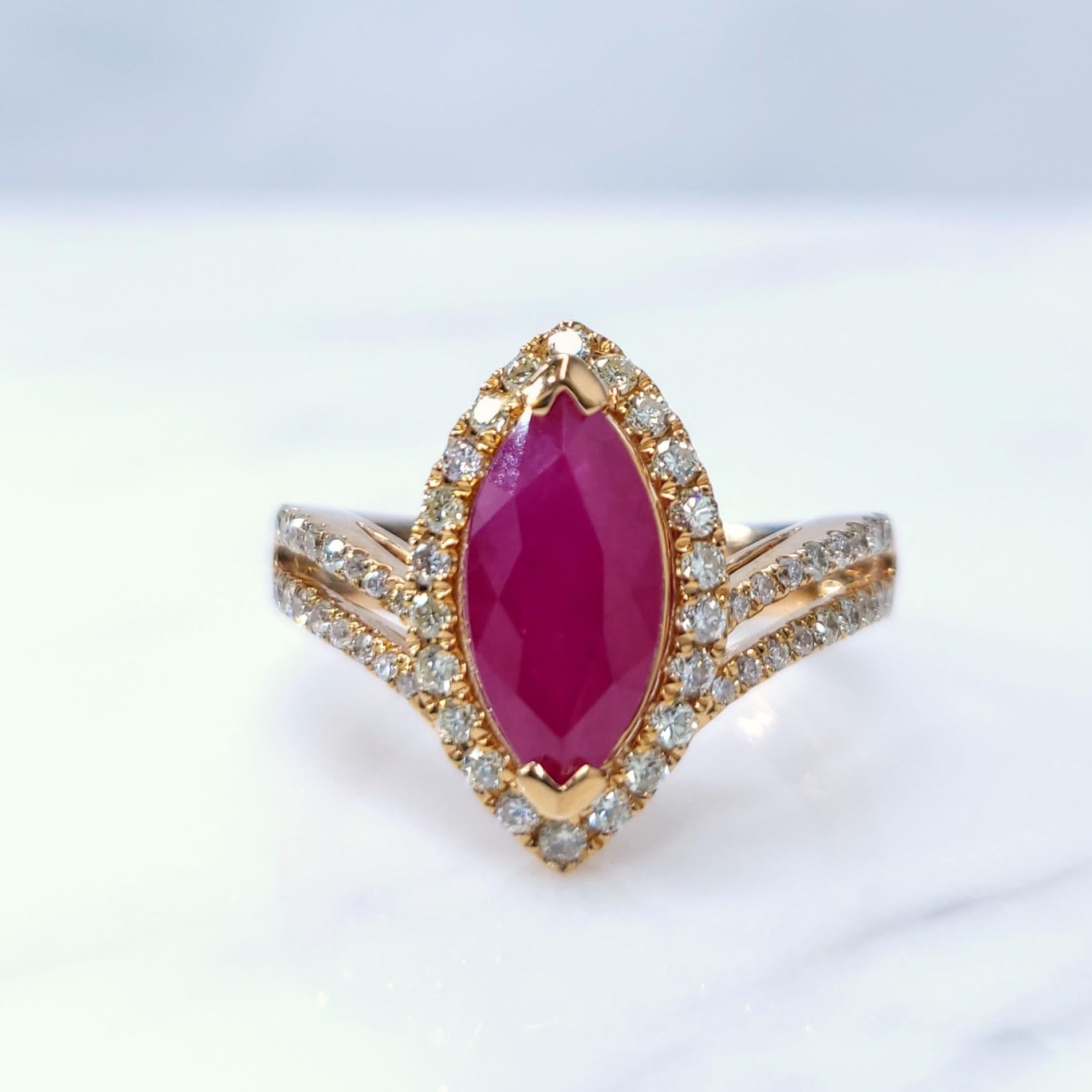 Dieser exquisite Ring besticht durch einen birmanischen Rubin im Marquiseschliff mit einem Gewicht von 2,24 Karat. Die leuchtend rote Farbe des Rubins ist ein Markenzeichen der burmesischen Rubine, die für ihre außergewöhnliche Qualität und