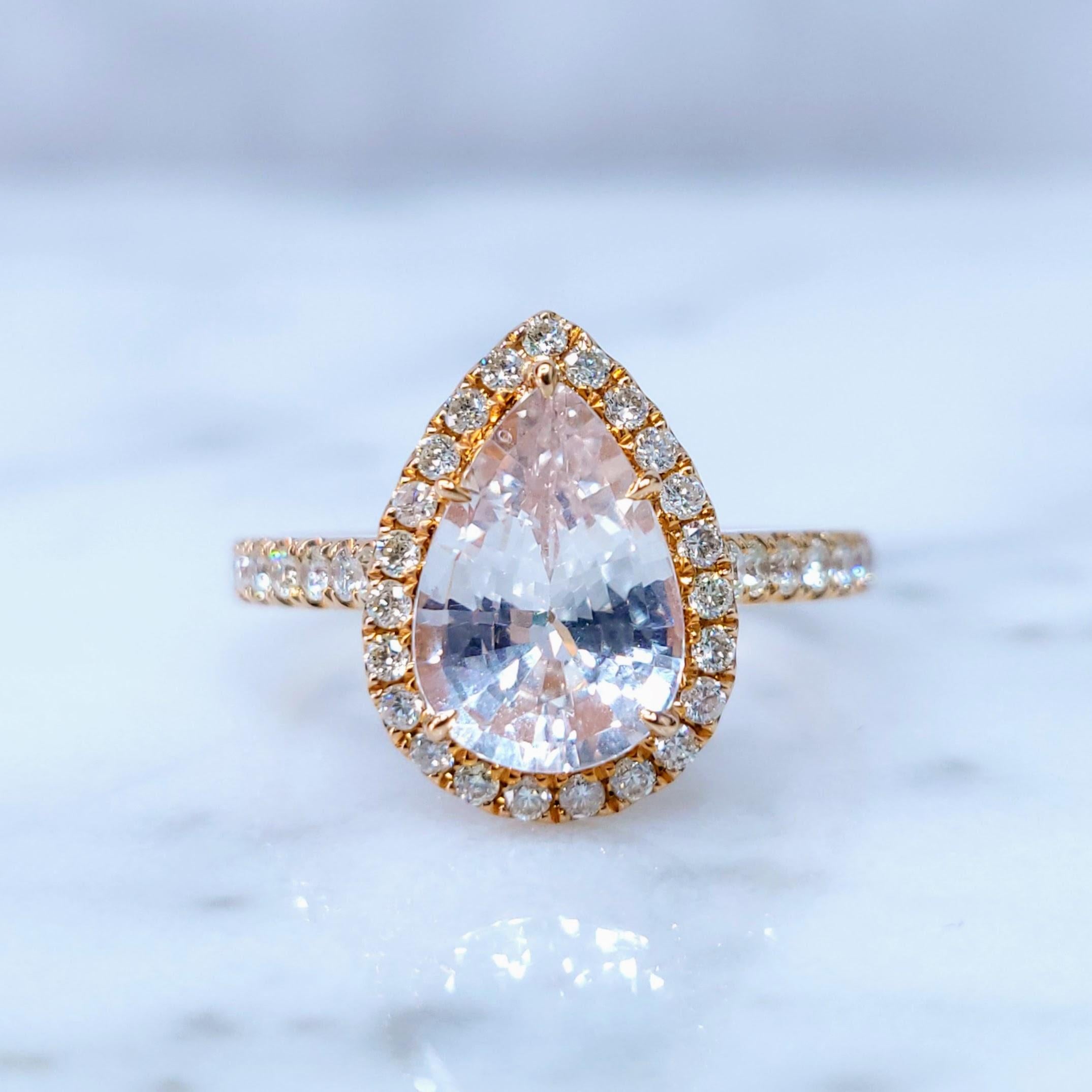 Un trésor intemporel : Une bague en saphir incolore de 2,24 carats
Cette bague exquise met en valeur un magnifique saphir incolore en forme de poire de 2,24 carats, une pierre précieuse rare et très recherchée. Le saphir est serti dans une monture