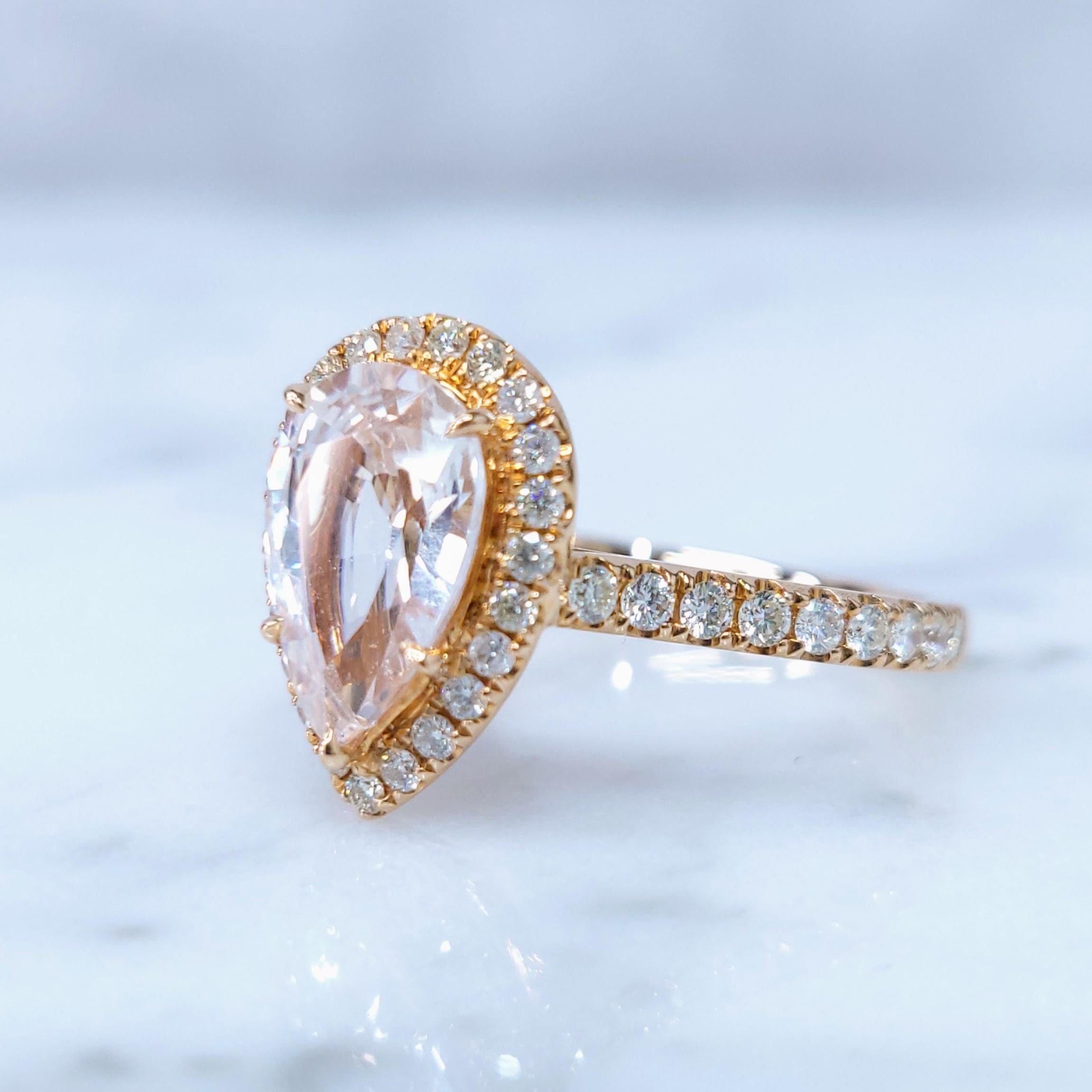 Taille poire Bague en or rose 18 carats, saphir incolore de 2,24 carats et diamant certifié IGI en vente