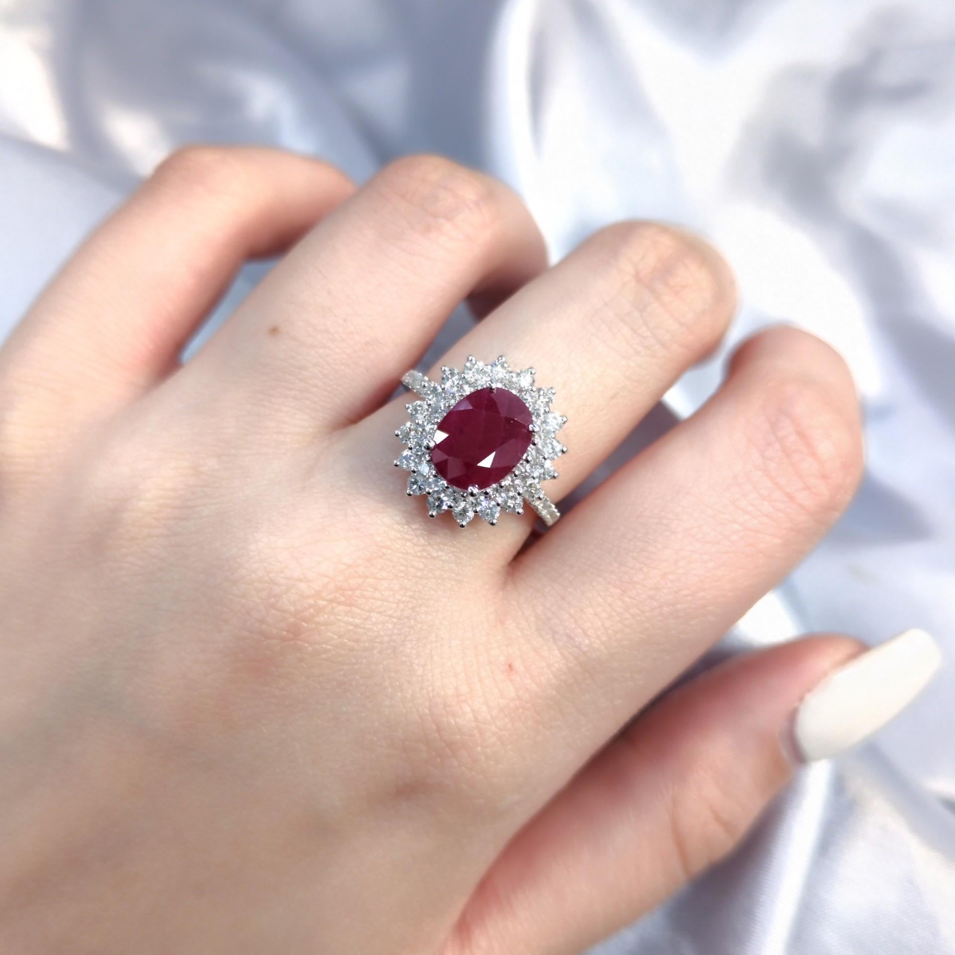 Contempla una obra maestra de color vibrante y brillo exquisito: un anillo de oro blanco de 18 quilates con un magnífico rubí ovalado de talla mixta de 2,25 quilates. Esto no es sólo un rubí; es un tesoro de Myanmar, famosa por producir algunos de