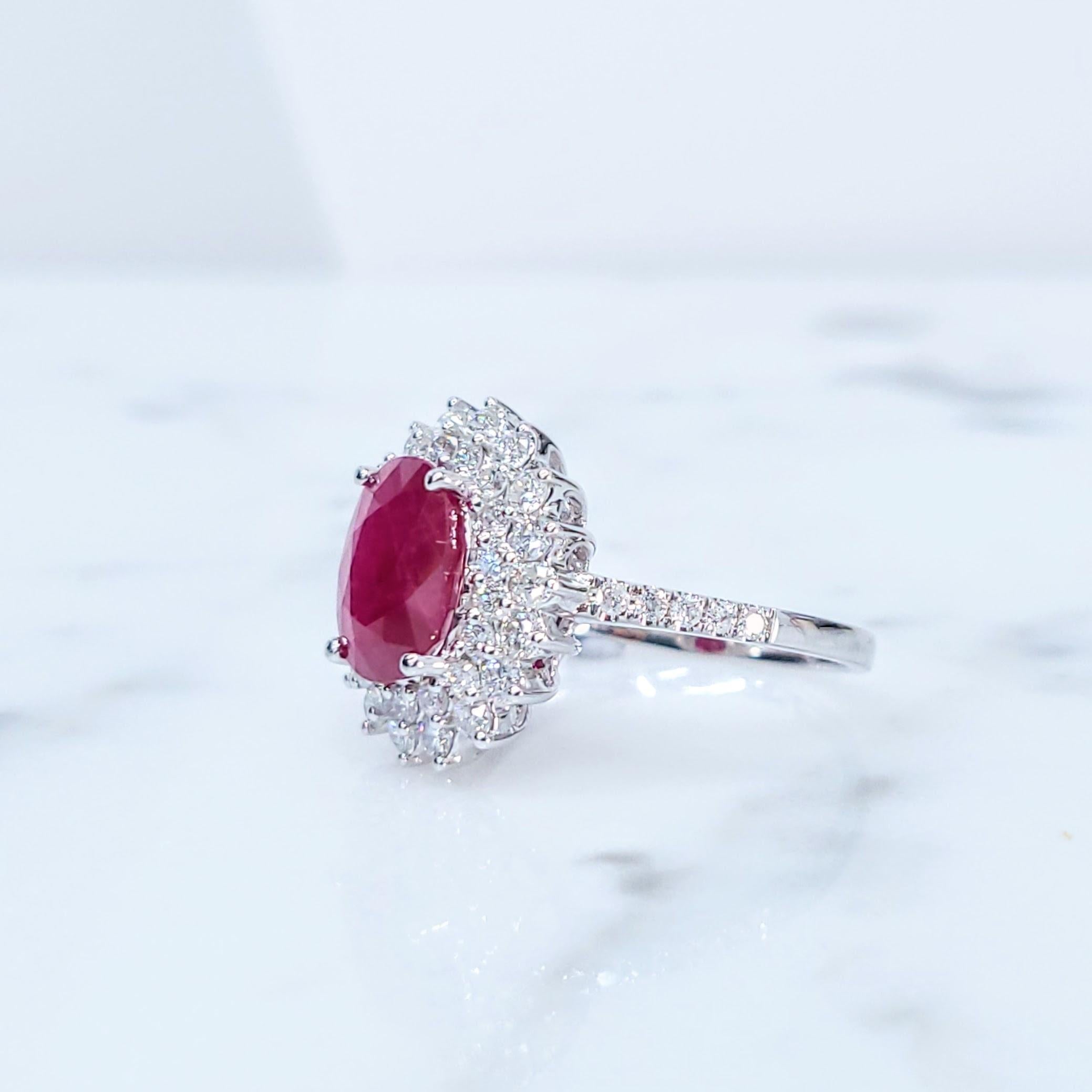 Anillo de oro blanco de 18 quilates con rubí de Birmania y diamantes de 2,25 quilates con certificado IGI Corte oval en venta