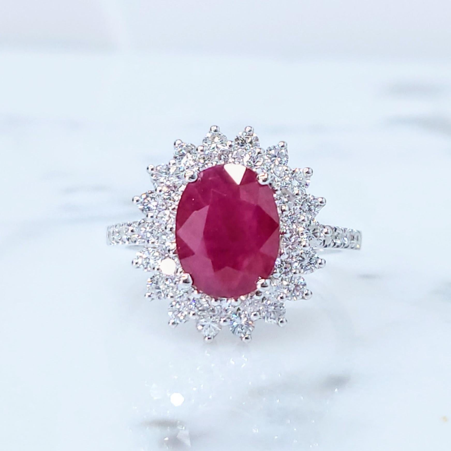 Anillo de oro blanco de 18 quilates con rubí de Birmania y diamantes de 2,25 quilates con certificado IGI en Nuevo estado para la venta en KOWLOON, HK