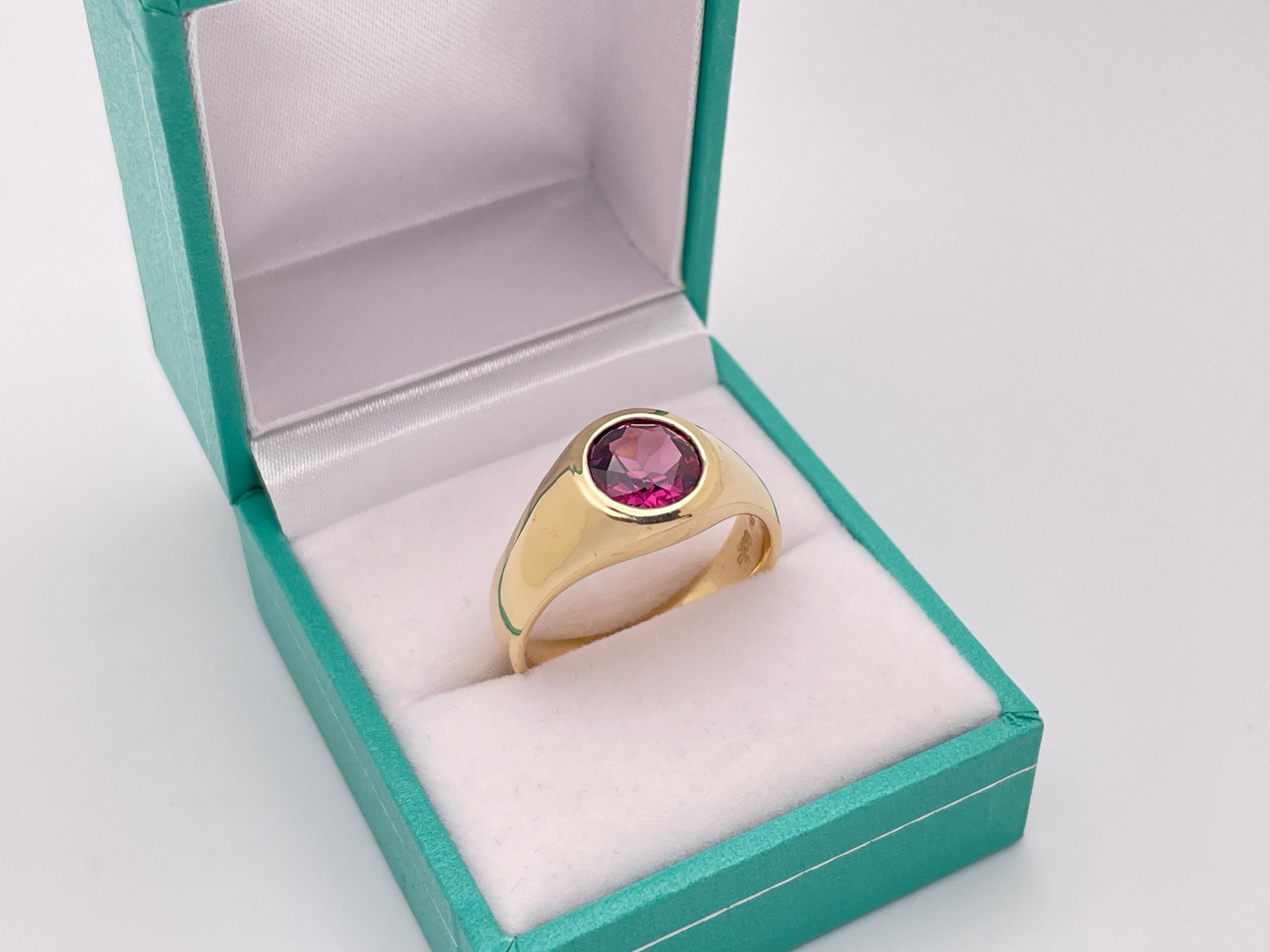 Bague originale en or jaune 14 carats certifiée IGI et ornée d'un spinelle naturel. Monté avec un magnifique spinelle rouge foncé, de couleur rose grenade, de taille ronde et brillante, pesant environ 2,25 CT, et mesurant 8,50 x 8,50 x 4,50 mm.