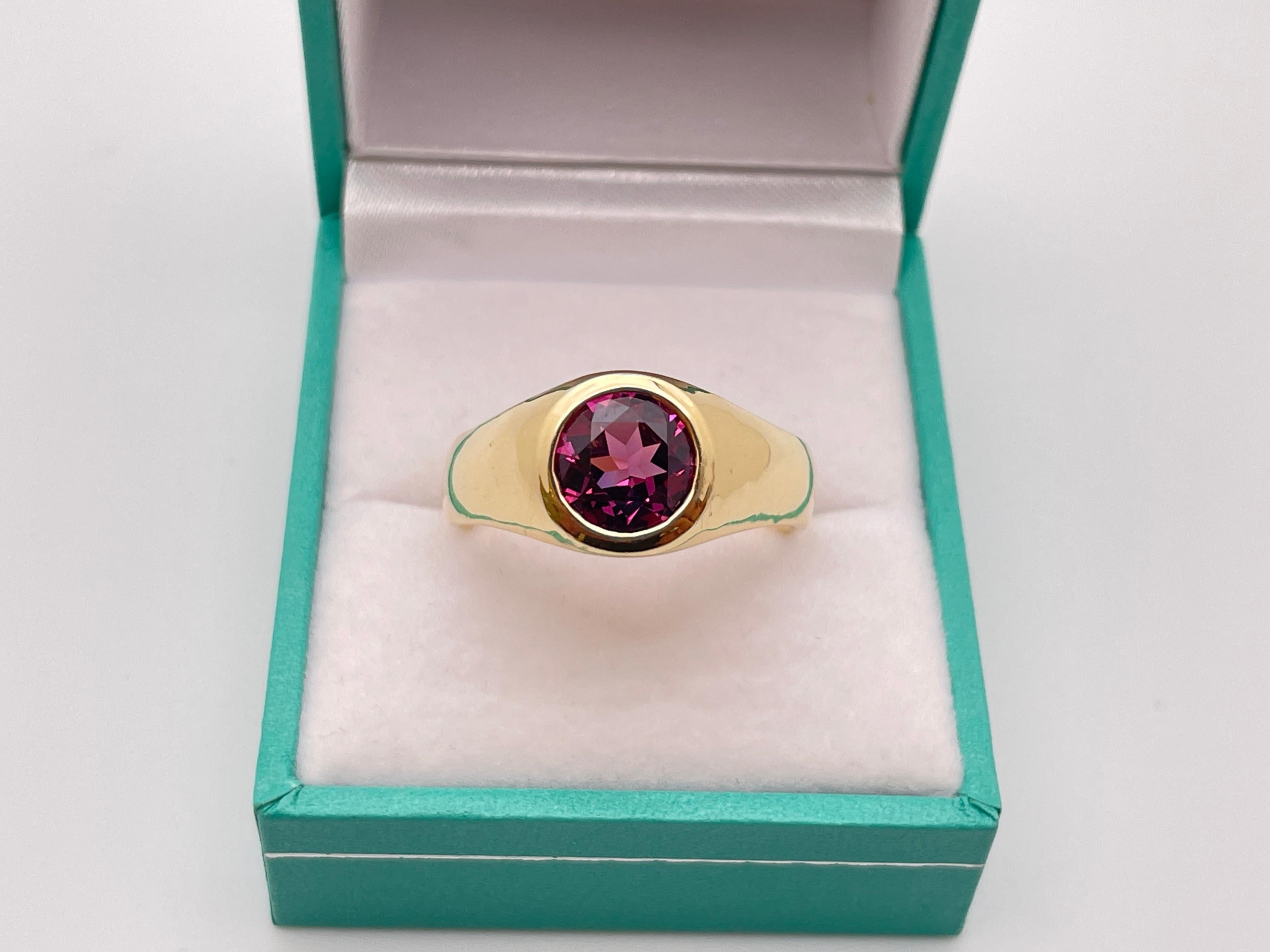 Taille ronde Bague en or jaune 14K certifiée IGI 2.25 CT Deep Pink Natural Spinel en vente