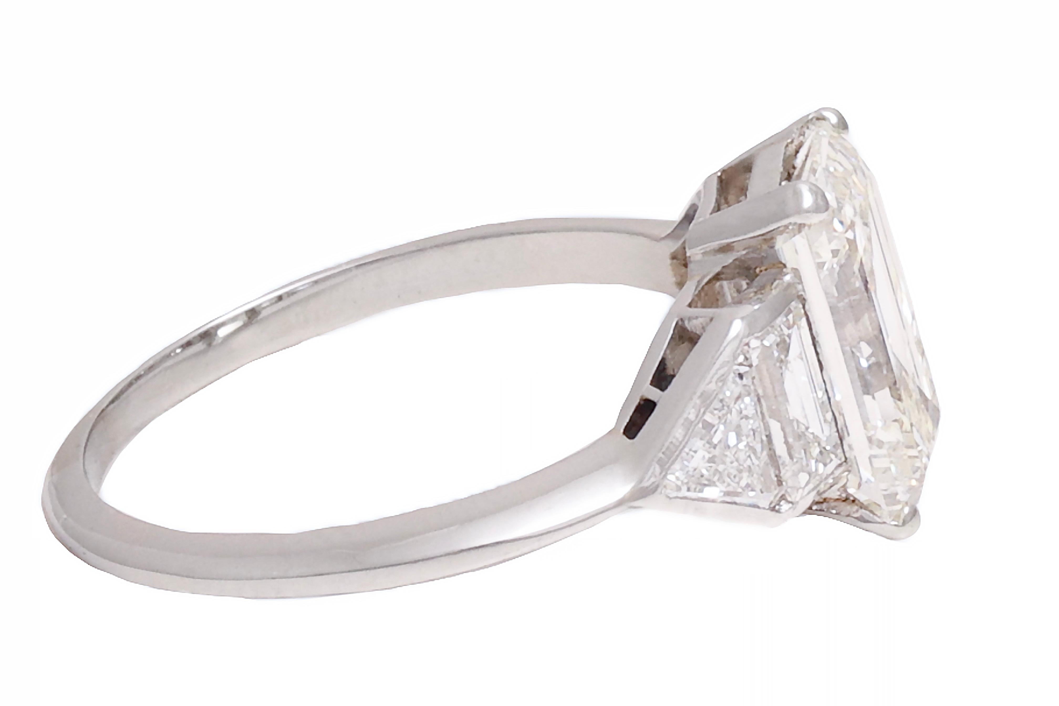 IGI Certified 2.25 Ct Emerald Cut Diamond Solitaire Ring, Estate Sultan Oman In Excellent Condition For Sale In Antwerp, BE
