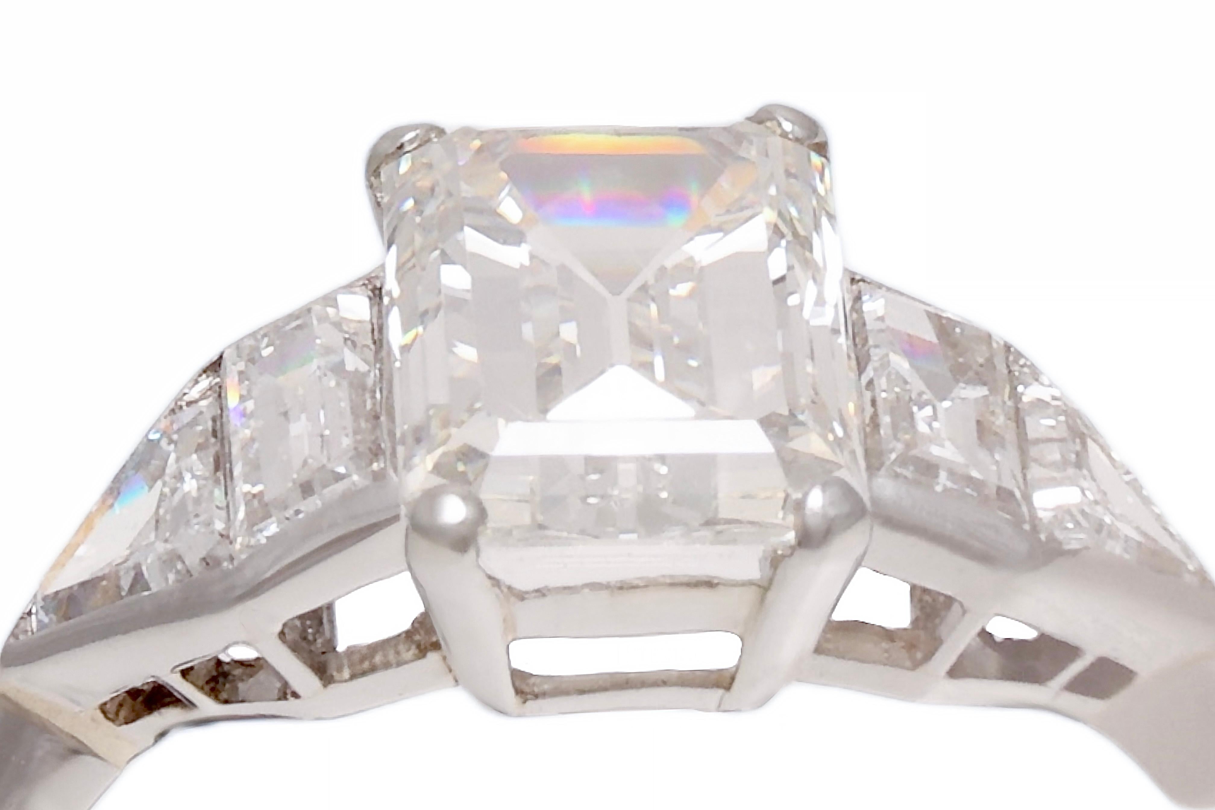 Women's or Men's IGI Certified 2.25 Ct Emerald Cut Diamond Solitaire Ring, Estate Sultan Oman For Sale