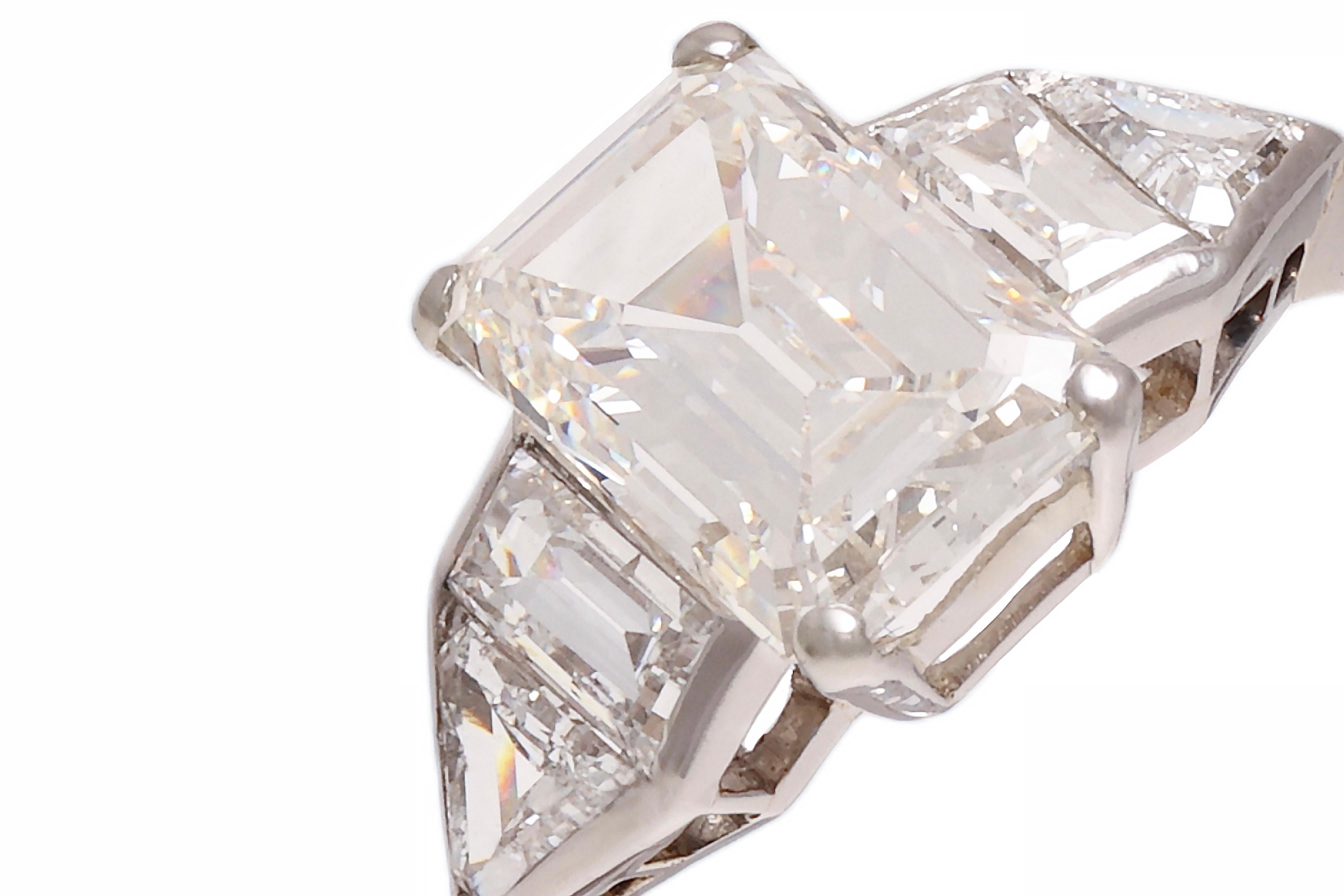 IGI Certified 2.25 Ct Emerald Cut Diamond Solitaire Ring, Estate Sultan Oman For Sale 2