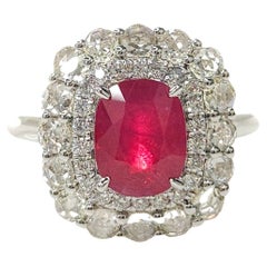 Certifié IGI, 2.26 carats  Bague en or blanc 18 carats avec rubis et diamants de Birmanie