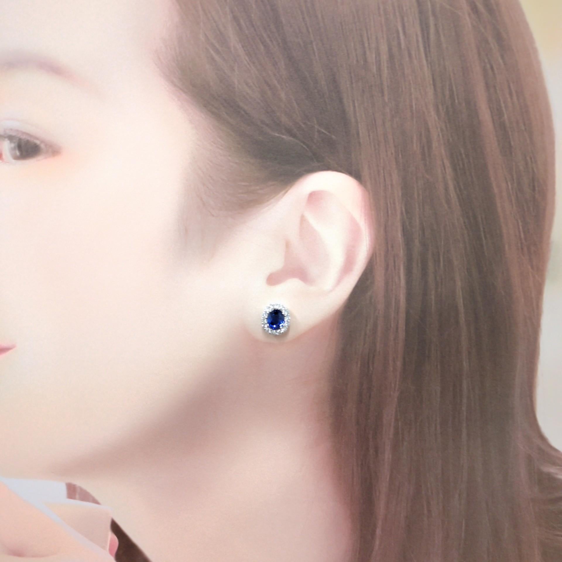 Plongez dans la beauté royale de ces superbes boucles d'oreilles en or blanc 18 carats. Chaque boucle d'oreille est ornée d'un magnifique saphir de taille ovale, totalisant 2,26 carats, d'un bleu intense vraiment captivant. Cette couleur très