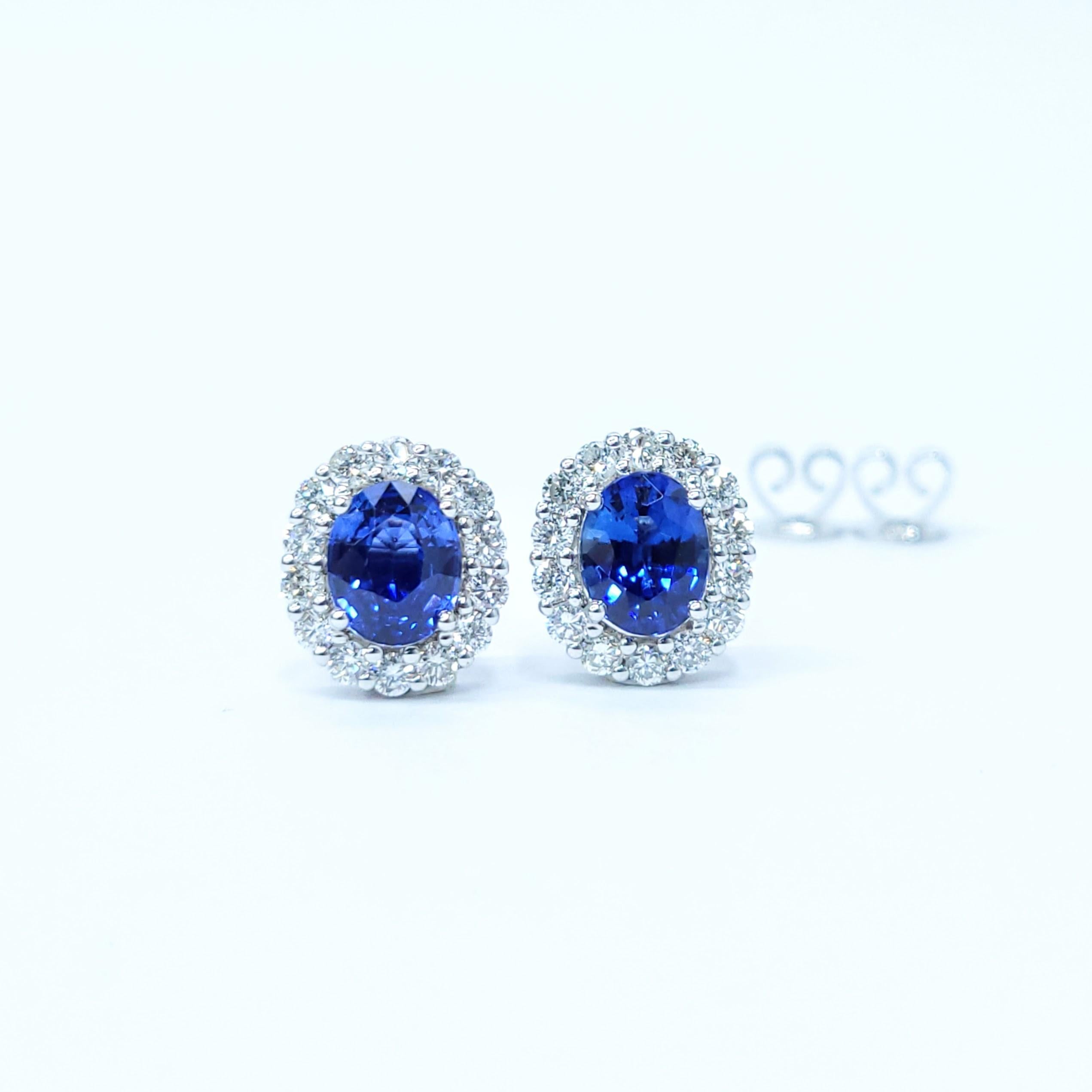 Taille ovale Boucles d'oreilles en or blanc 18 carats saphir et diamant certifiées IGI de 2,26 carats en vente