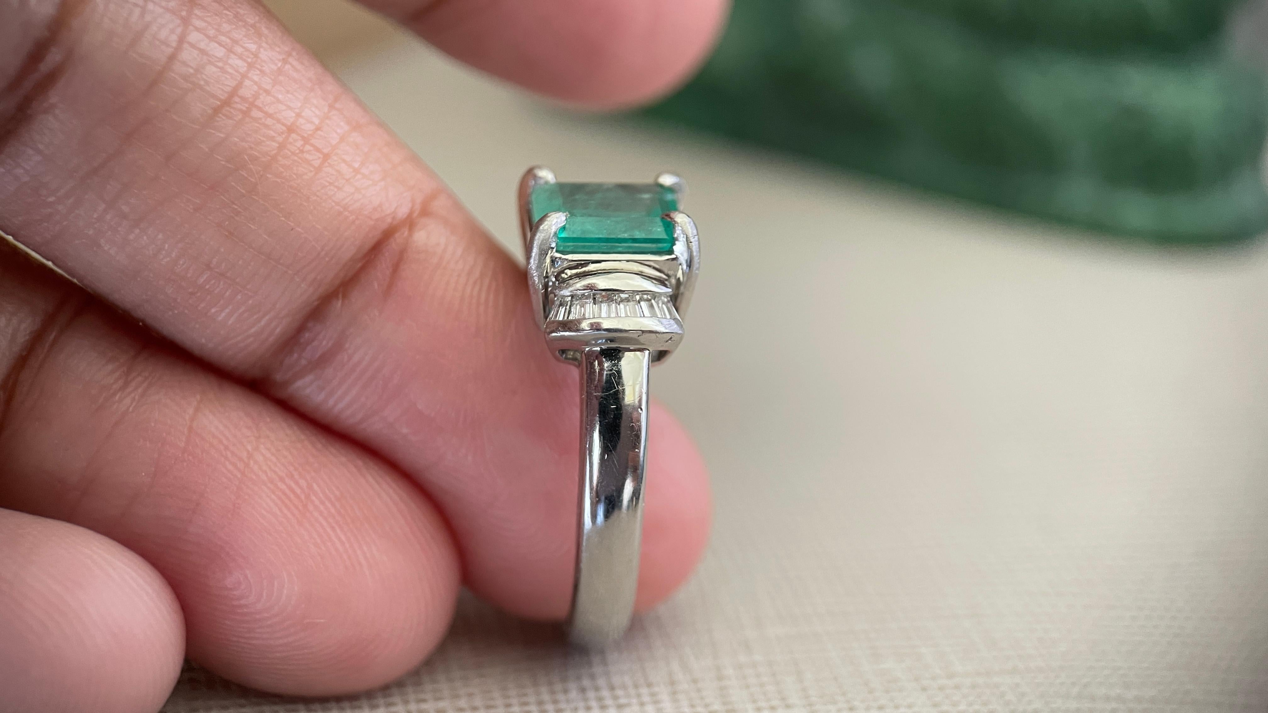 IGI certified 2.27Ct Colombian Emerald Ring with Natural diamonds and Pt900 in vendita 4