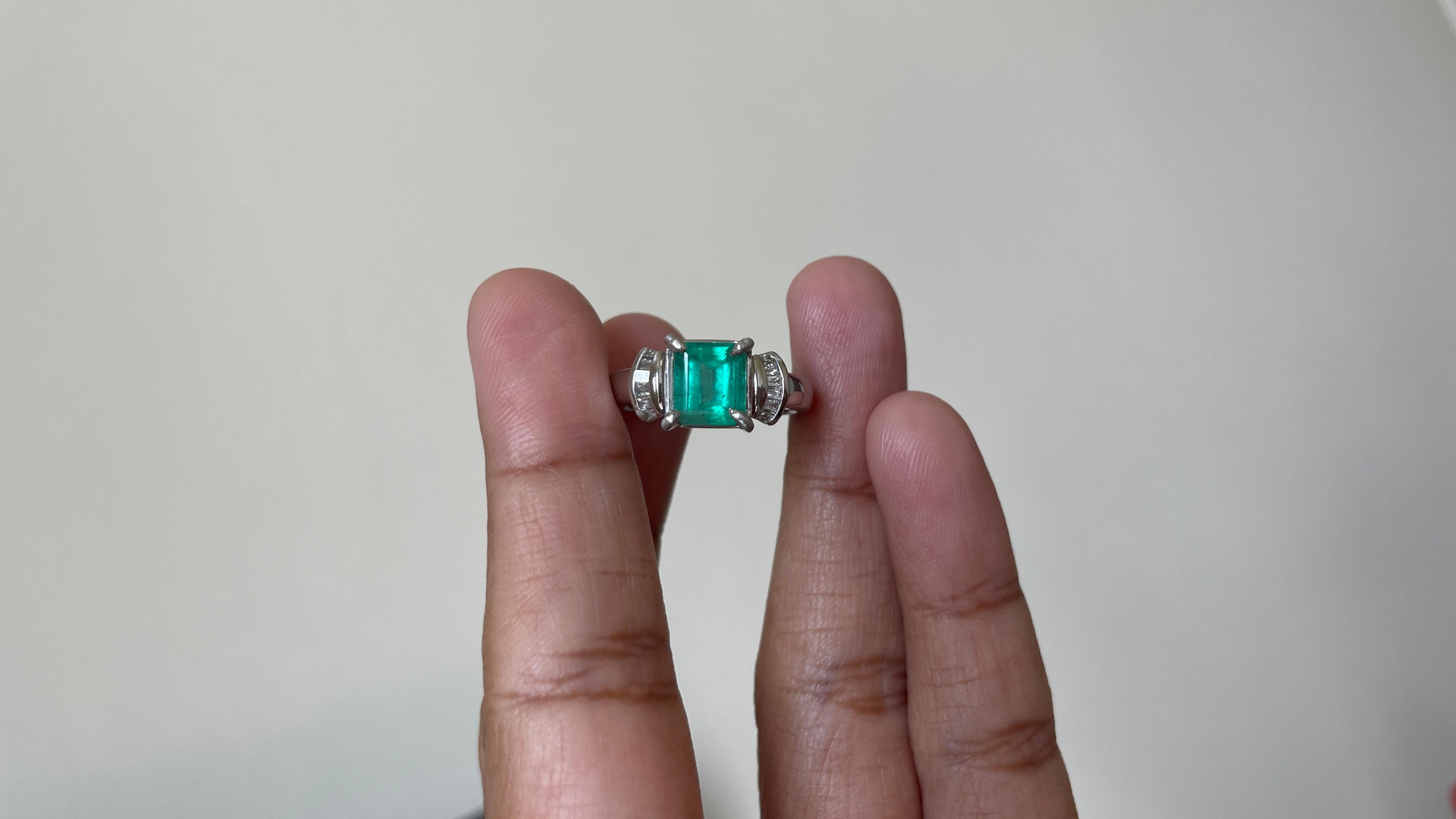 IGI certified 2.27Ct Colombian Emerald Ring with Natural diamonds and Pt900 in vendita 6