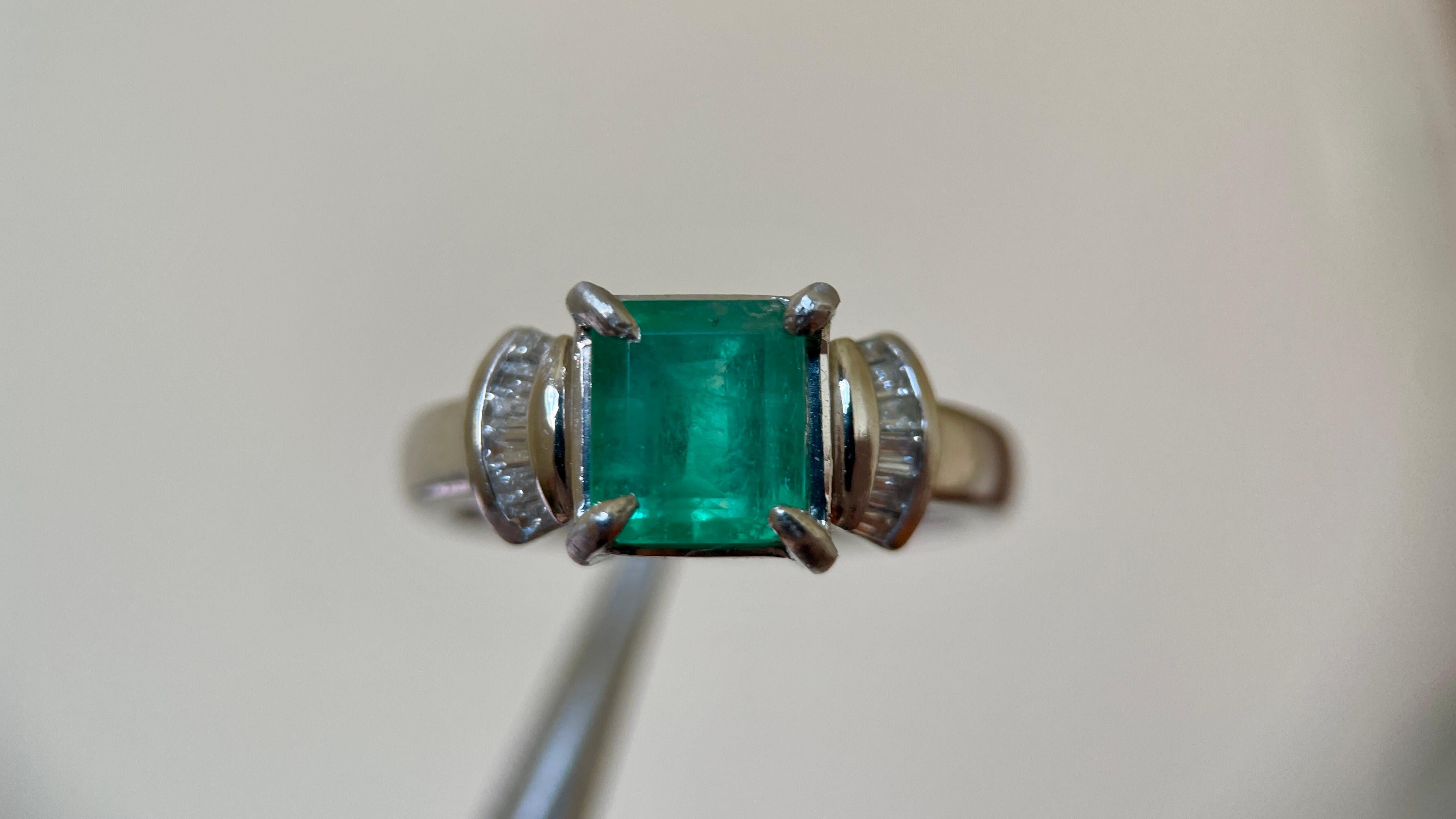Art Déco IGI certified 2.27Ct Colombian Emerald Ring with Natural diamonds and Pt900 in vendita