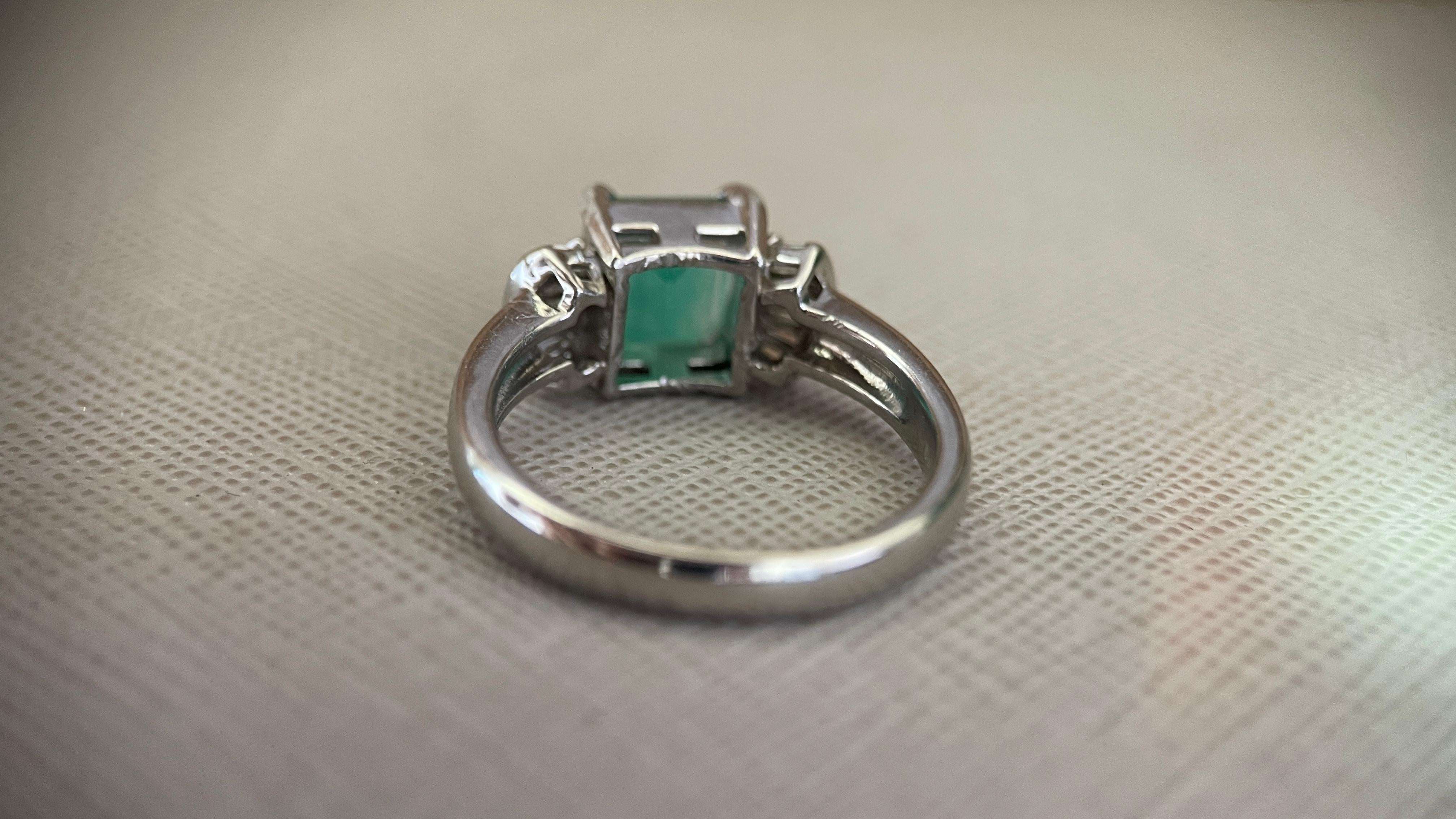 Taglio cuscino IGI certified 2.27Ct Colombian Emerald Ring with Natural diamonds and Pt900 in vendita