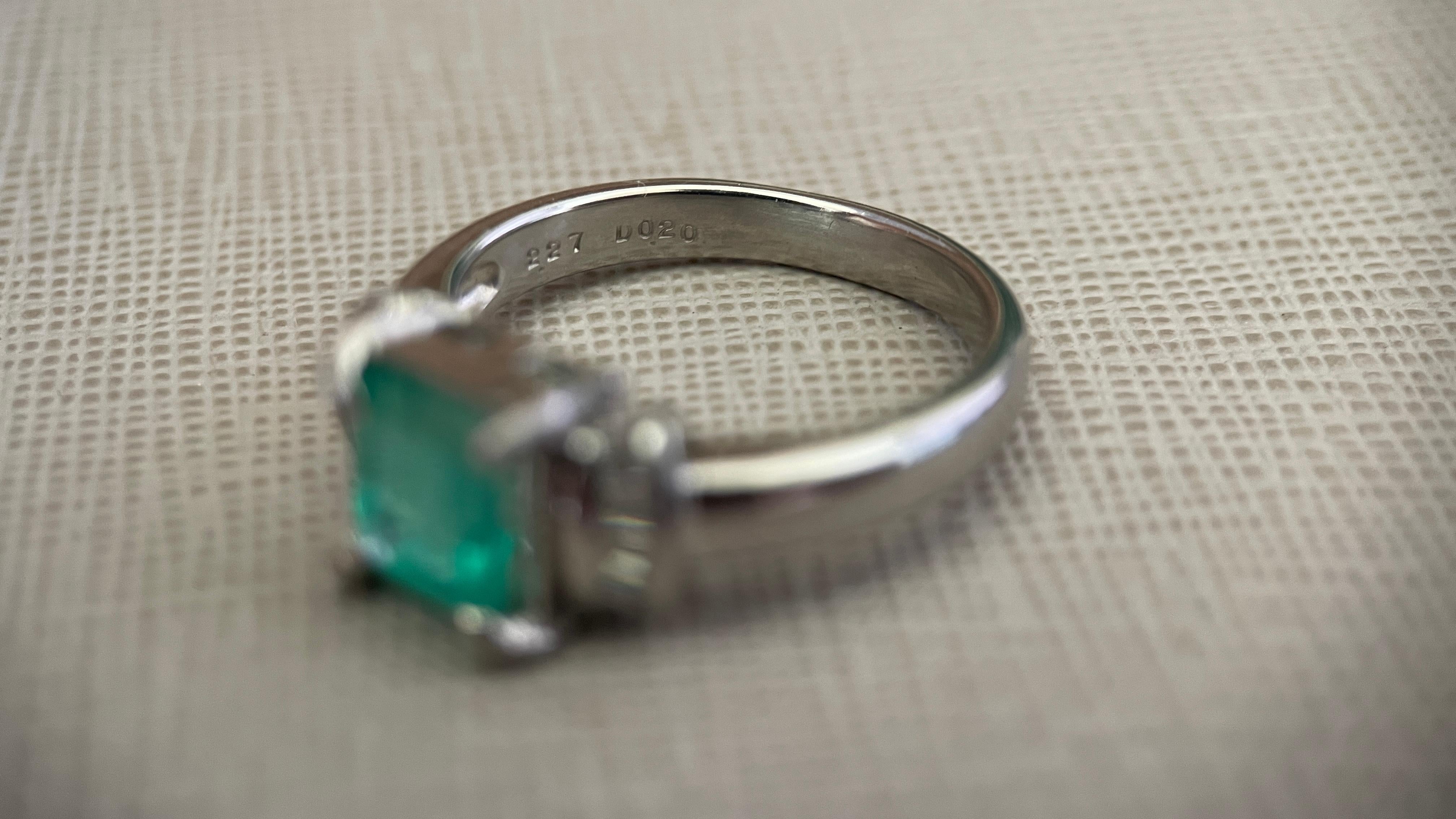 IGI certified 2.27Ct Colombian Emerald Ring with Natural diamonds and Pt900 In condizioni Nuovo in vendita a Singapore, SG