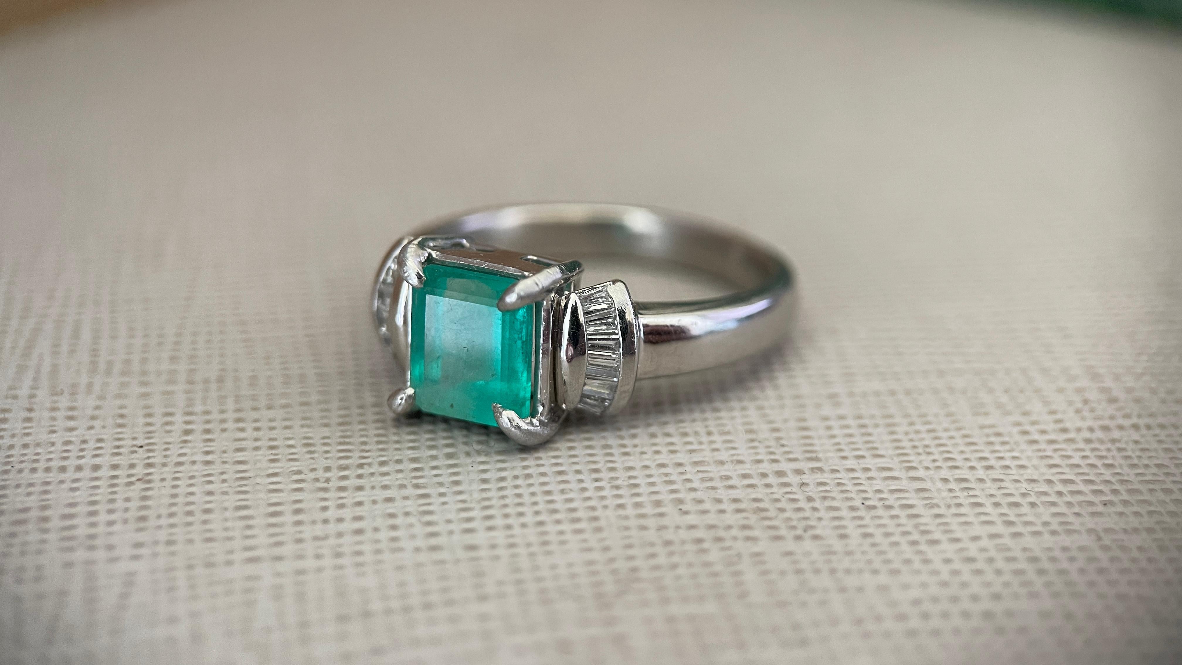 IGI certified 2.27Ct Colombian Emerald Ring with Natural diamonds and Pt900 in vendita 1