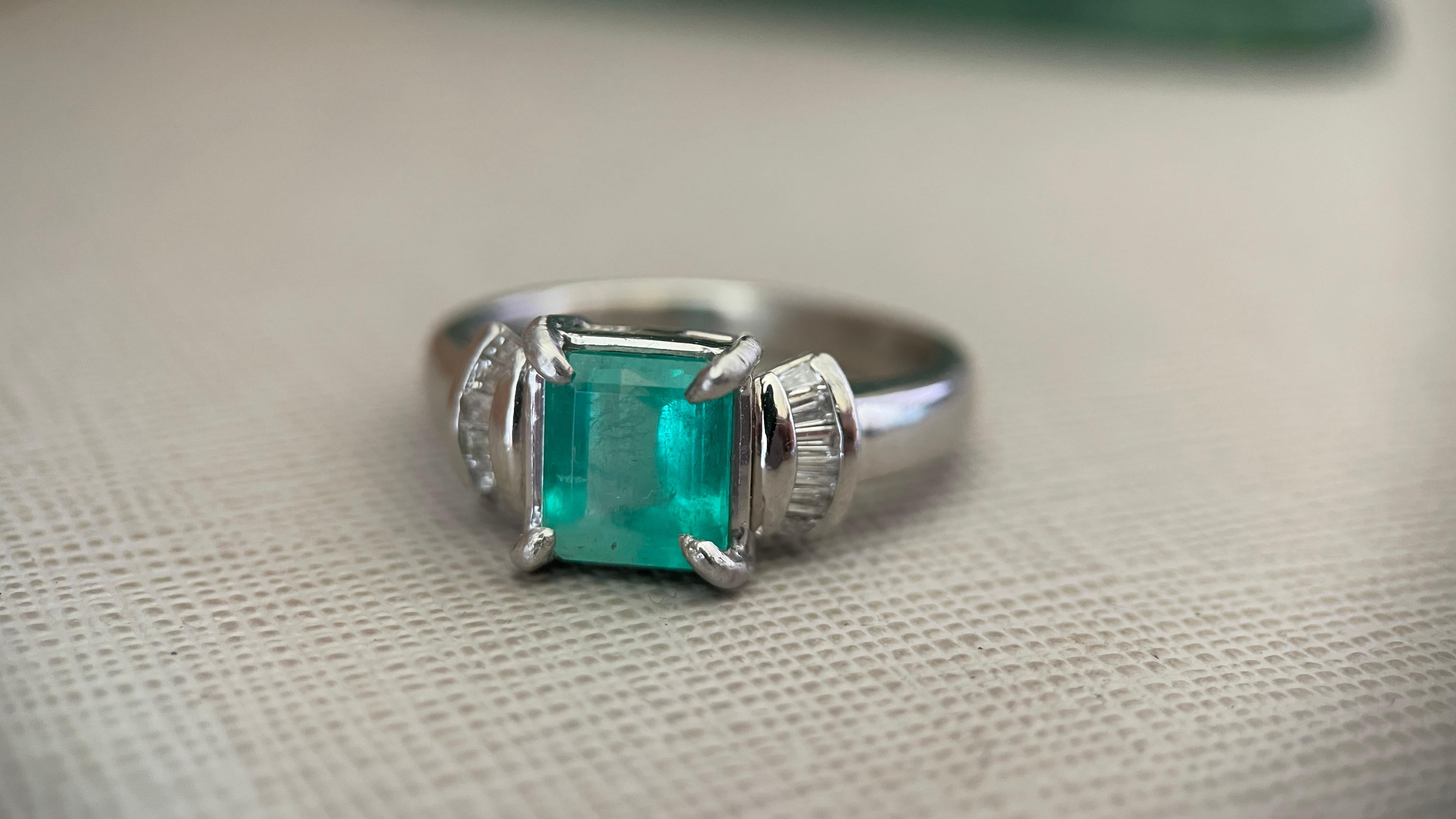 IGI certified 2.27Ct Colombian Emerald Ring with Natural diamonds and Pt900 in vendita 2