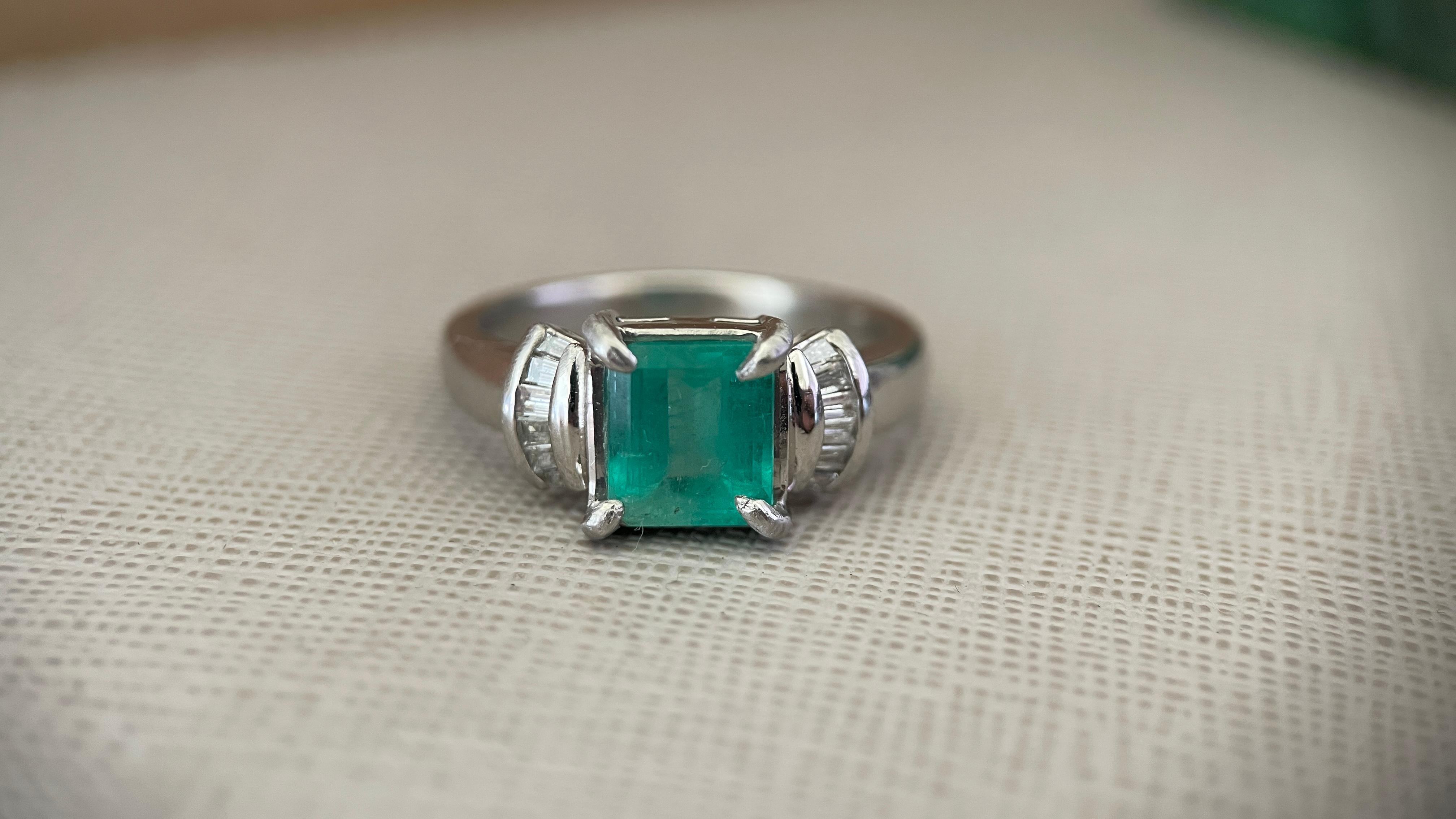 IGI certified 2.27Ct Colombian Emerald Ring with Natural diamonds and Pt900 in vendita 3