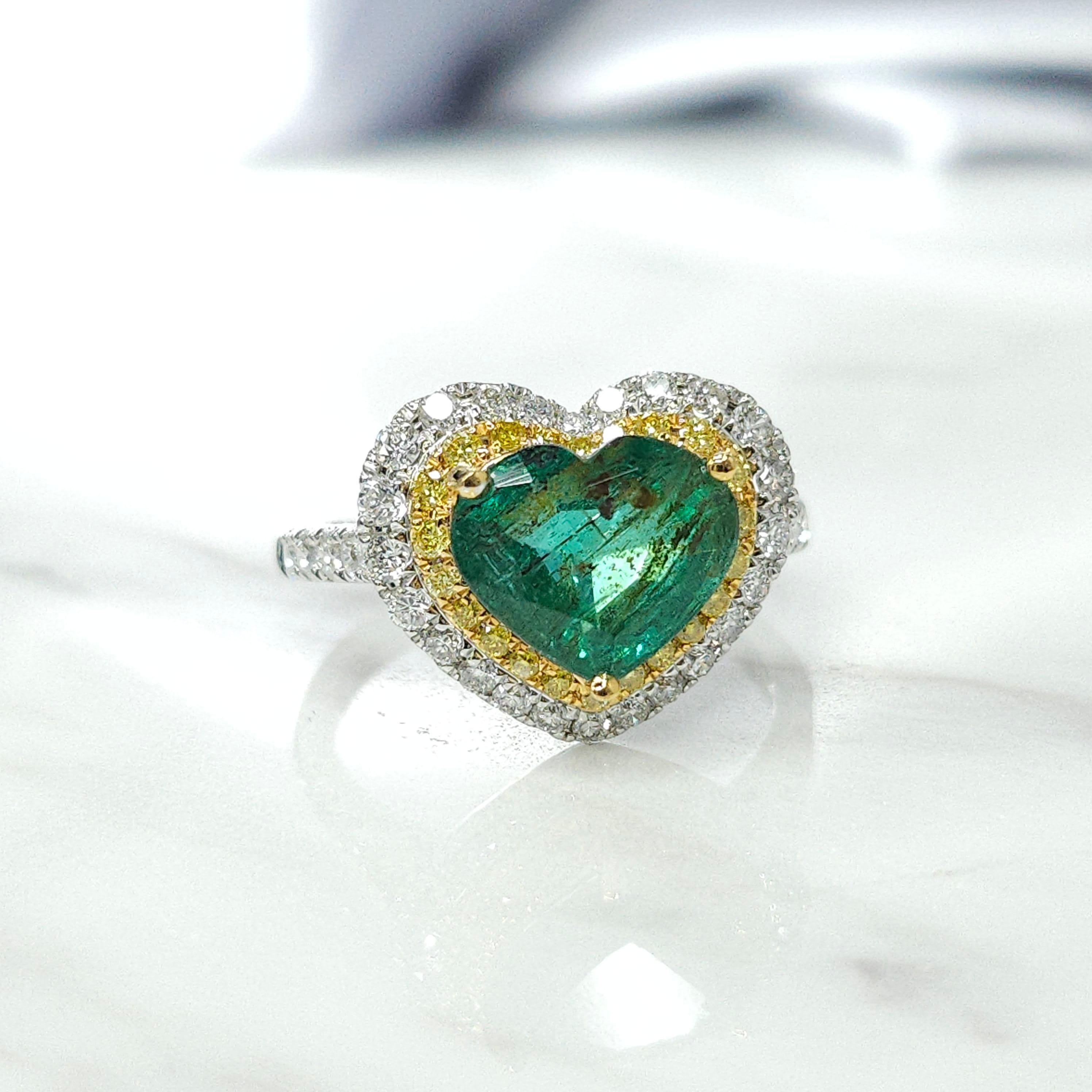 IGI certified 2.28 Carat Natural Emerald & 0.59 Carat Diamond Ring In New Condition For Sale In KOWLOON, HK