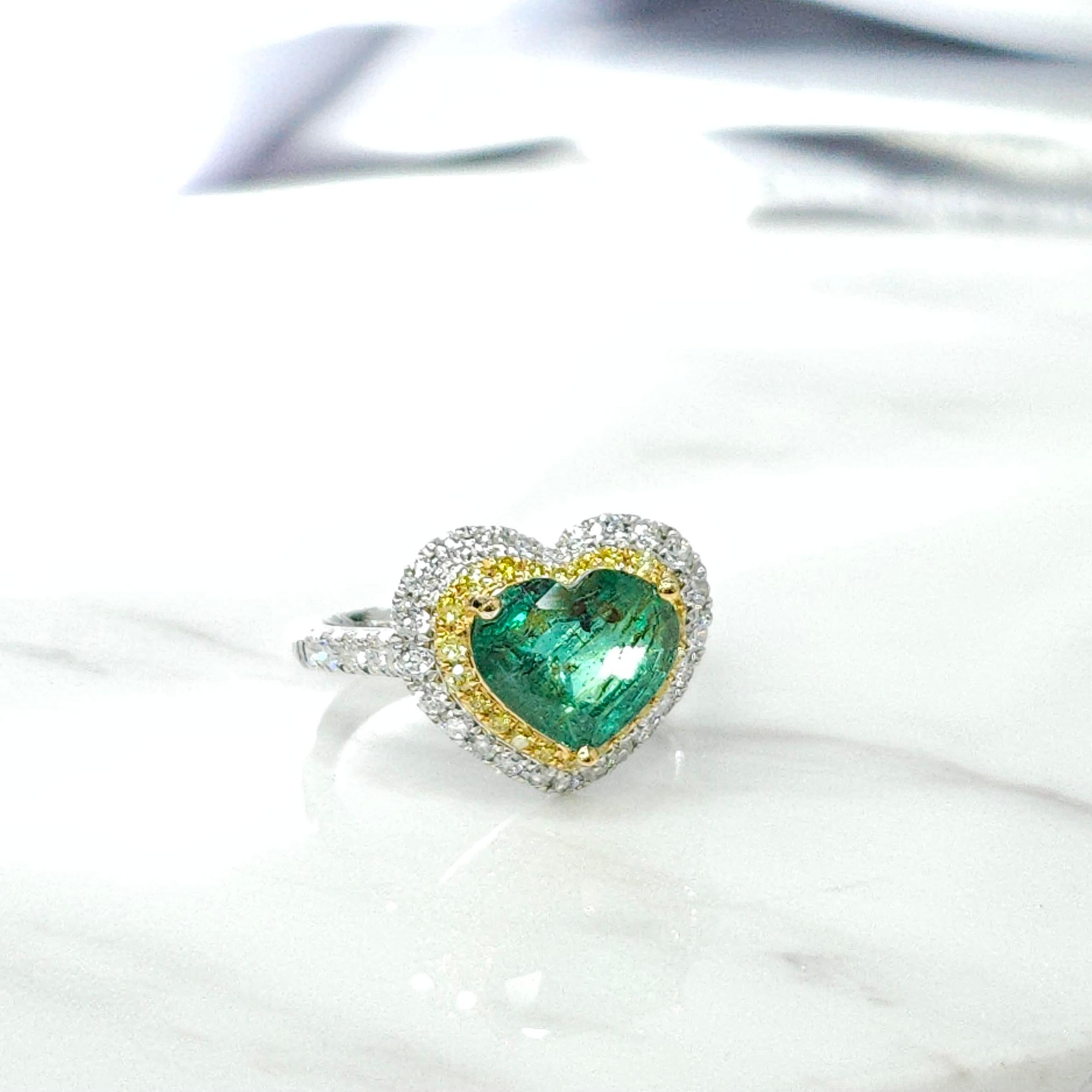 Women's IGI certified 2.28 Carat Natural Emerald & 0.59 Carat Diamond Ring For Sale