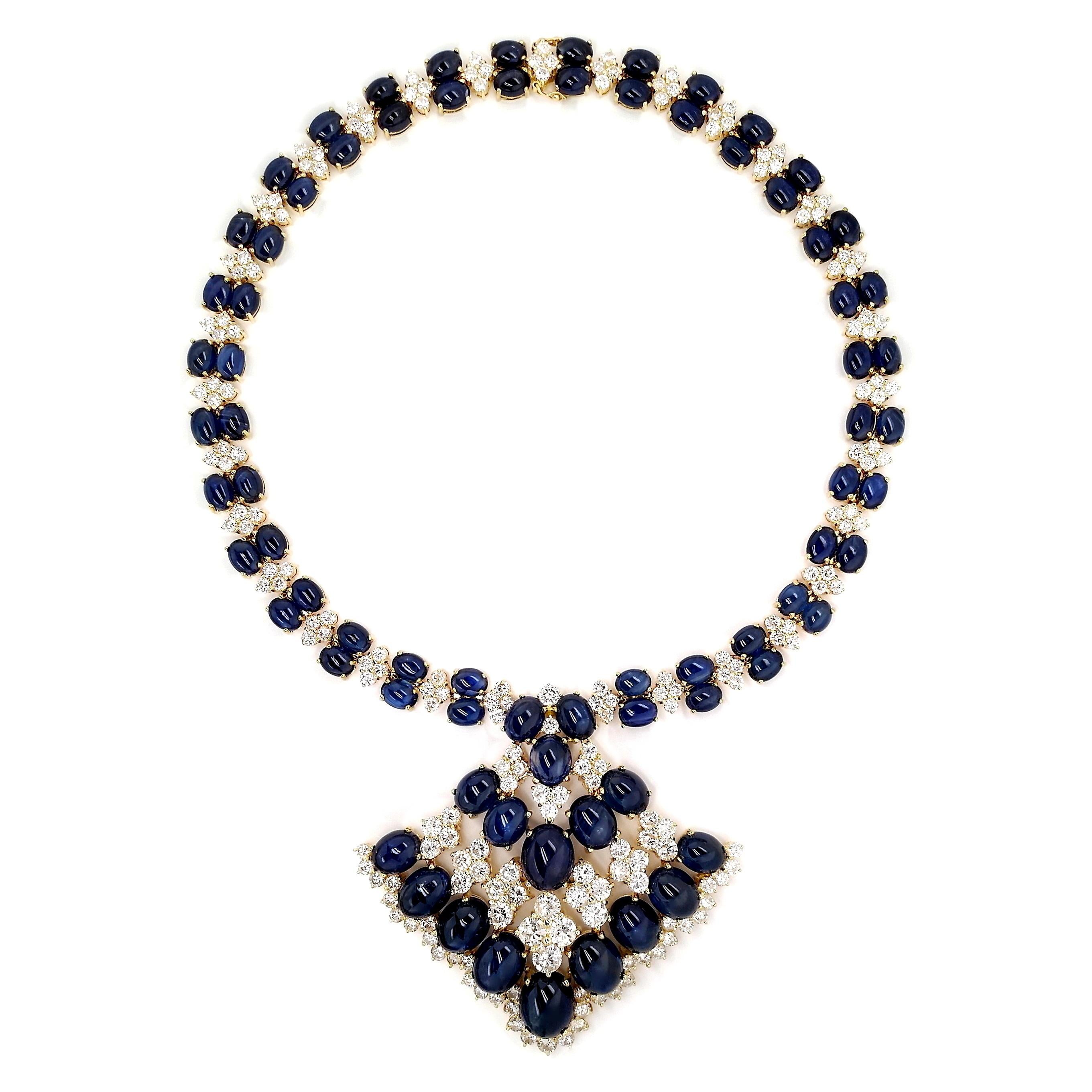LUSSO RARO!  Magnifica collana in oro 18kt con 228,55ct di zaffiri naturali blu intenso (77 pietre) e 32,69ct di diamanti brillanti (204 pietre). 
Questo capolavoro mette in mostra zaffiri ovali cabochon perfettamente abbinati e circondati da