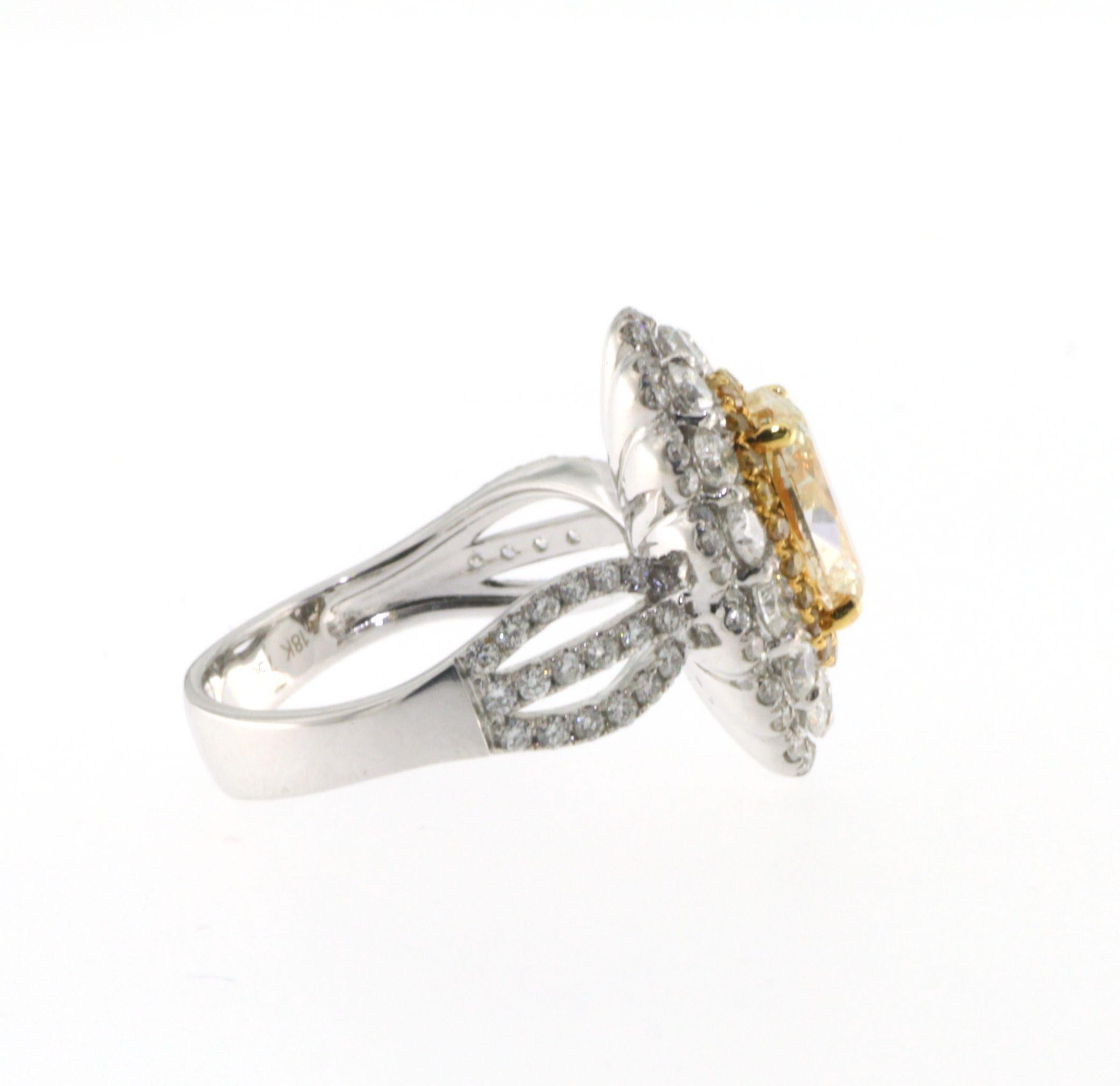 Bague cocktail en diamant jaune certifié IGI de 2,29 carats Pour femmes en vente
