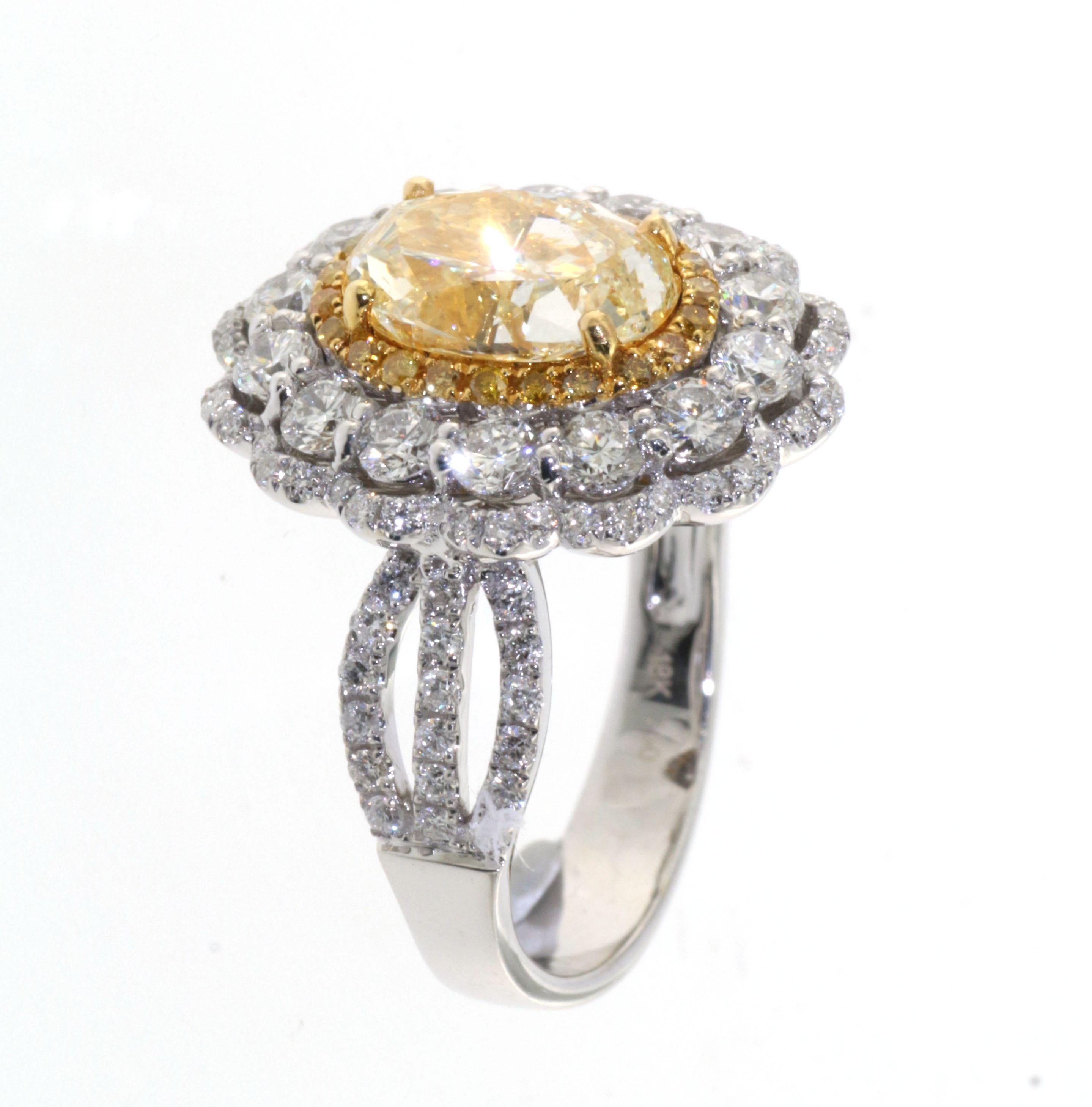 Taille ovale Bague cocktail en diamant jaune certifié IGI de 2,29 carats en vente