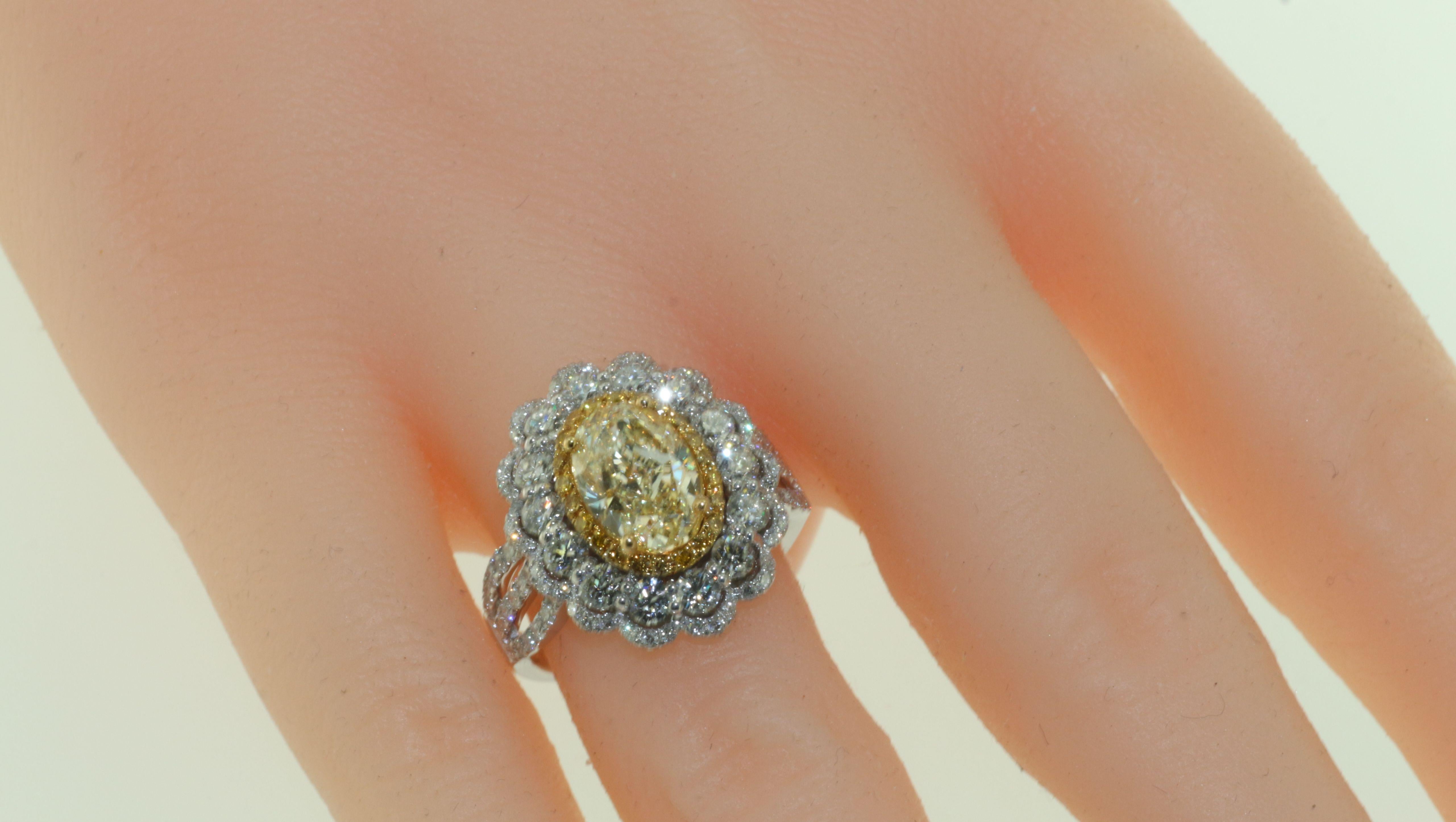 Bague cocktail en diamant jaune certifié IGI de 2,29 carats en vente 2