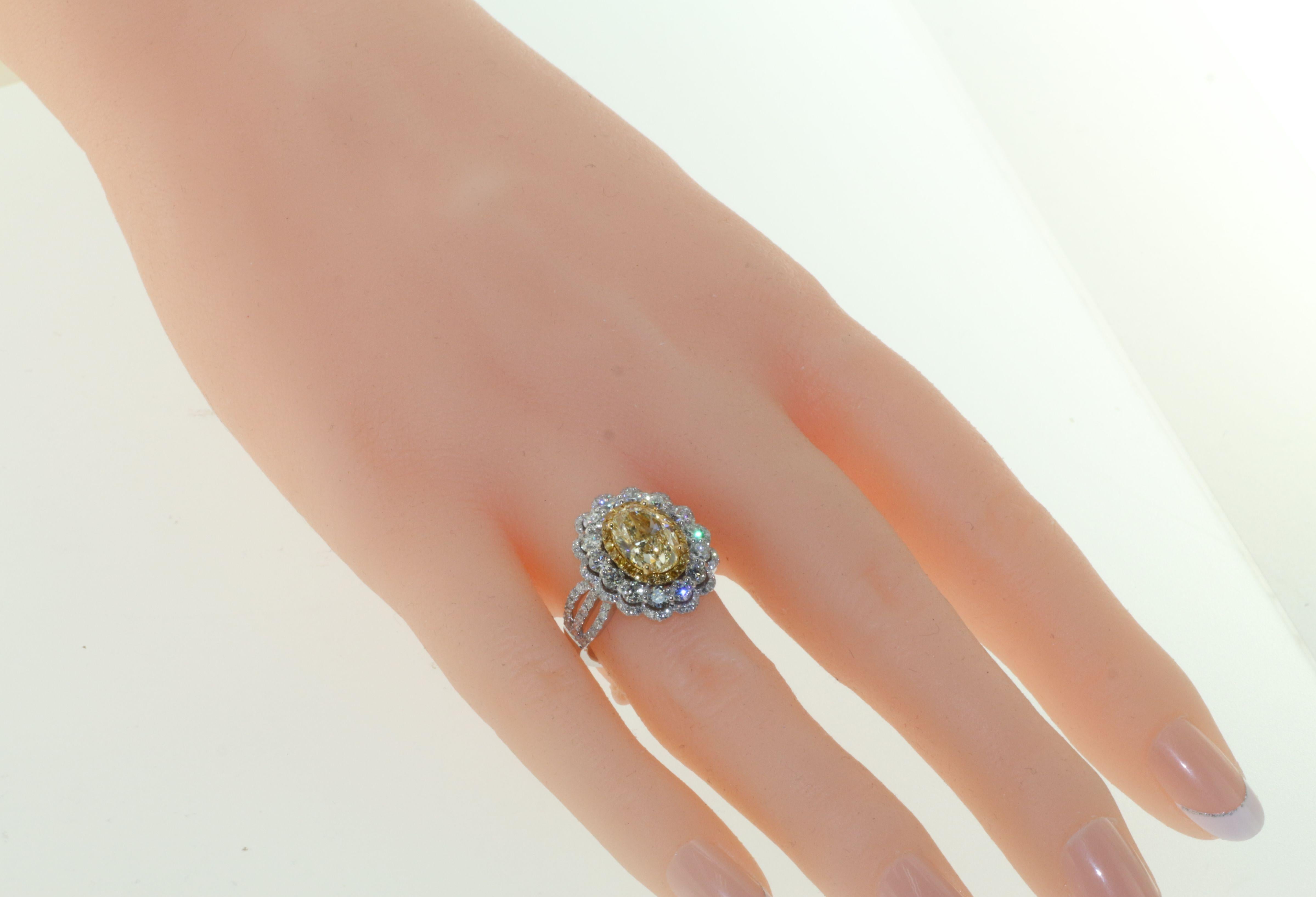 Bague cocktail en diamant jaune certifié IGI de 2,29 carats en vente 3