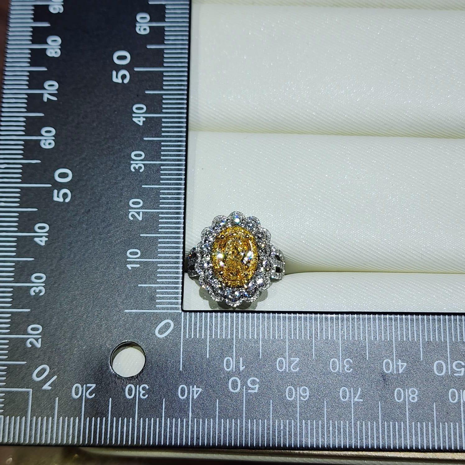 Diamante giallo di colore N certificato IGI da 2,29 carati in anello a tripla aureola da 18 carati in vendita 3