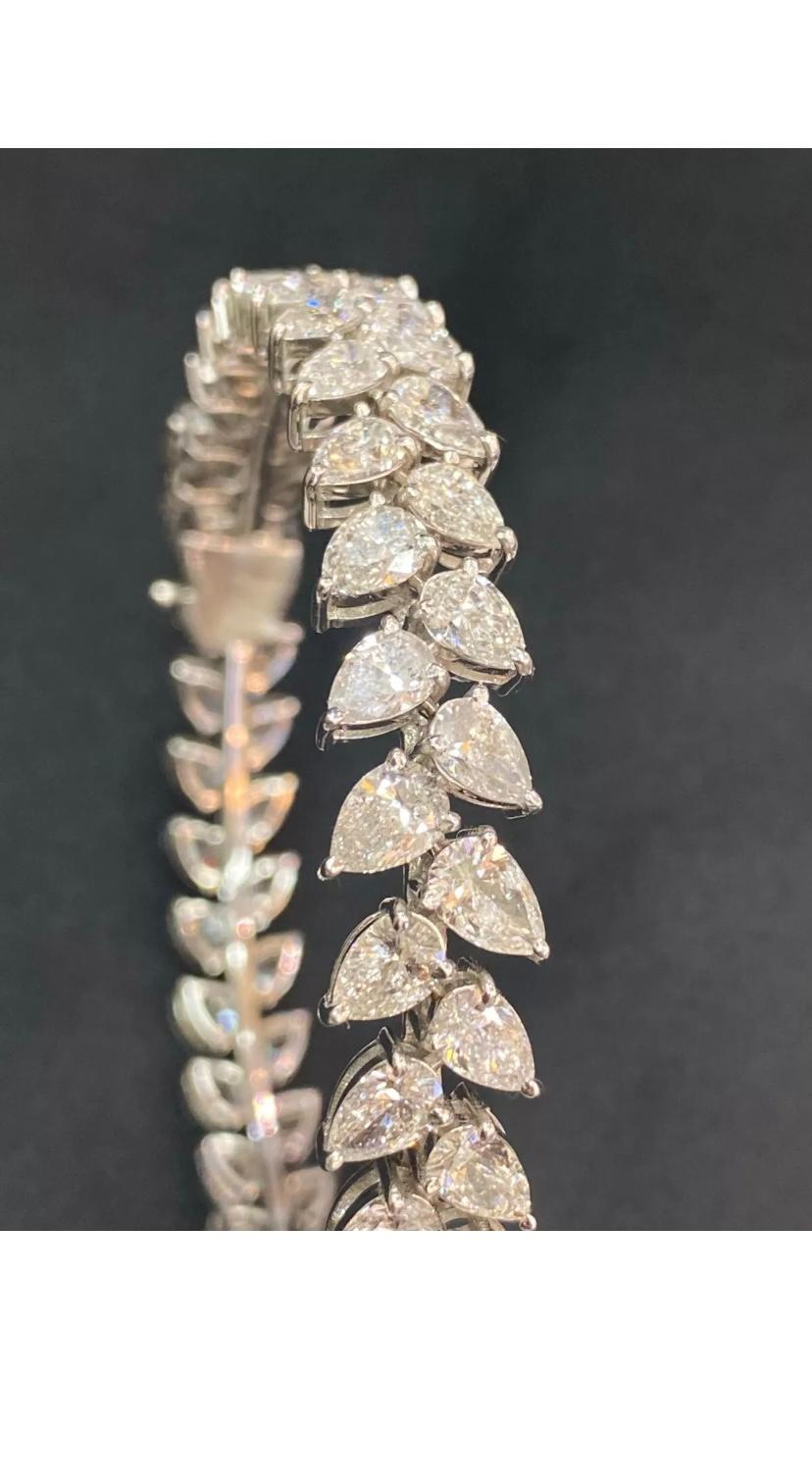 IGI Certified 23.00 Carat Pear Shape Natural Diamonds Gold Bracelet For Sale 4