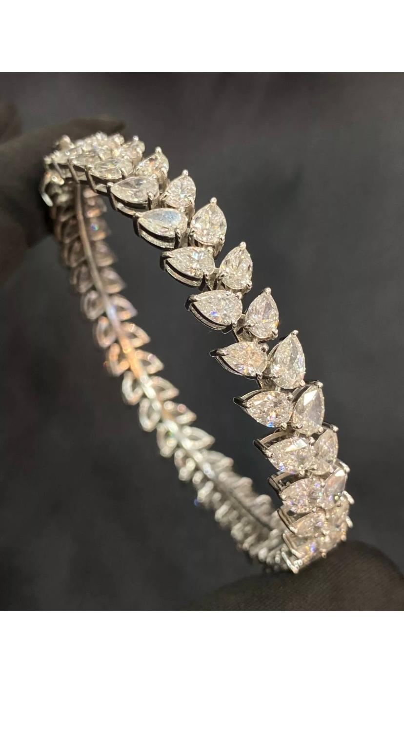 IGI Certified 23.00 Carat Pear Shape Natural Diamonds Gold Bracelet For Sale 5