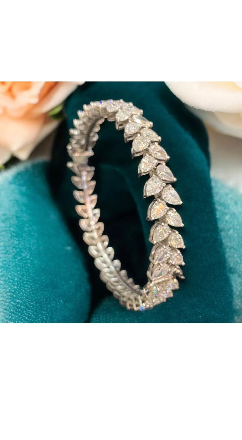 IGI Certified 23.00 Carat Pear Shape Natural Diamonds Gold Bracelet For Sale 6