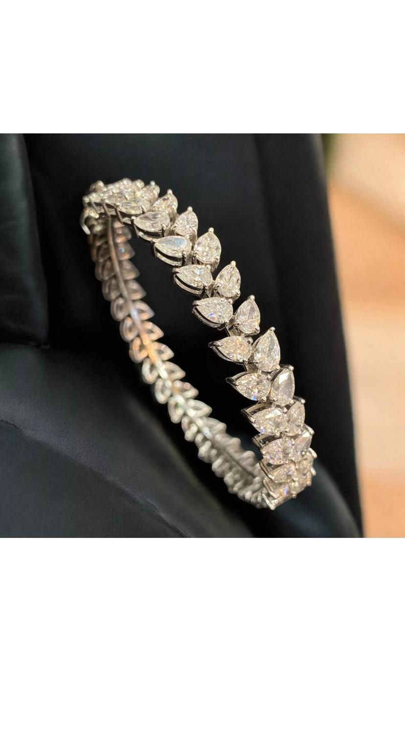 IGI Certified 23.00 Carat Pear Shape Natural Diamonds Gold Bracelet For Sale 8