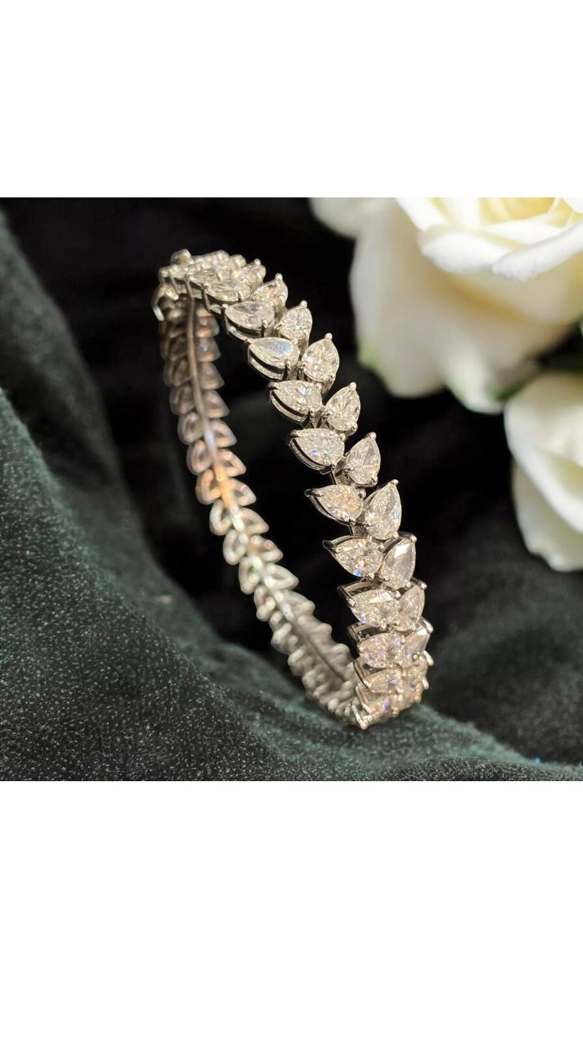 IGI Certified 23.00 Carat Pear Shape Natural Diamonds Gold Bracelet For Sale 11