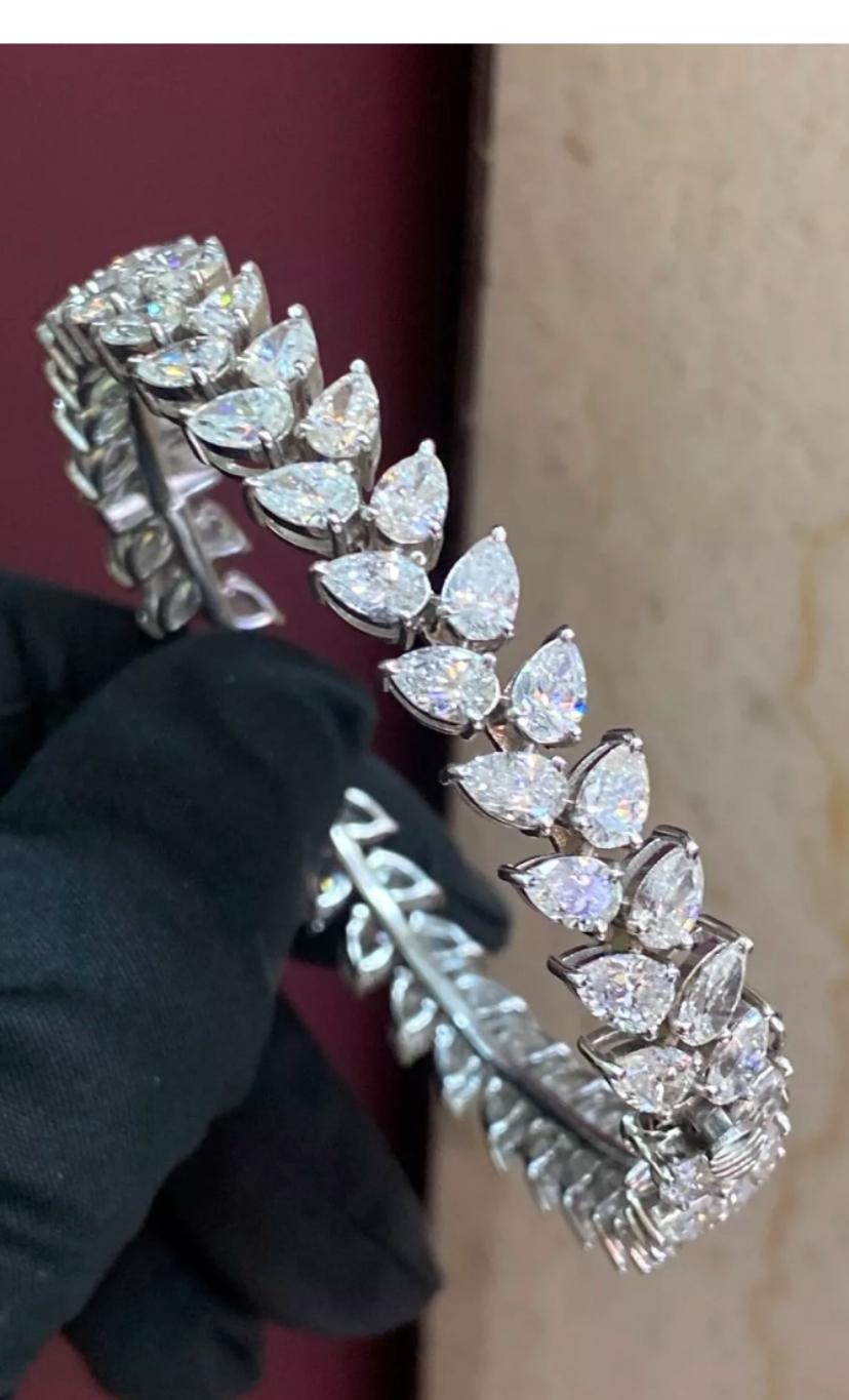 Contemporary IGI Certified 23.00 Carat Pear Shape Natural Diamonds Gold Bracelet For Sale