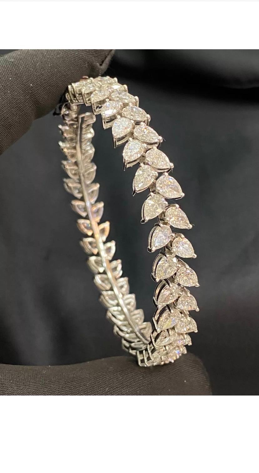 Pear Cut IGI Certified 23.00 Carat Pear Shape Natural Diamonds Gold Bracelet For Sale